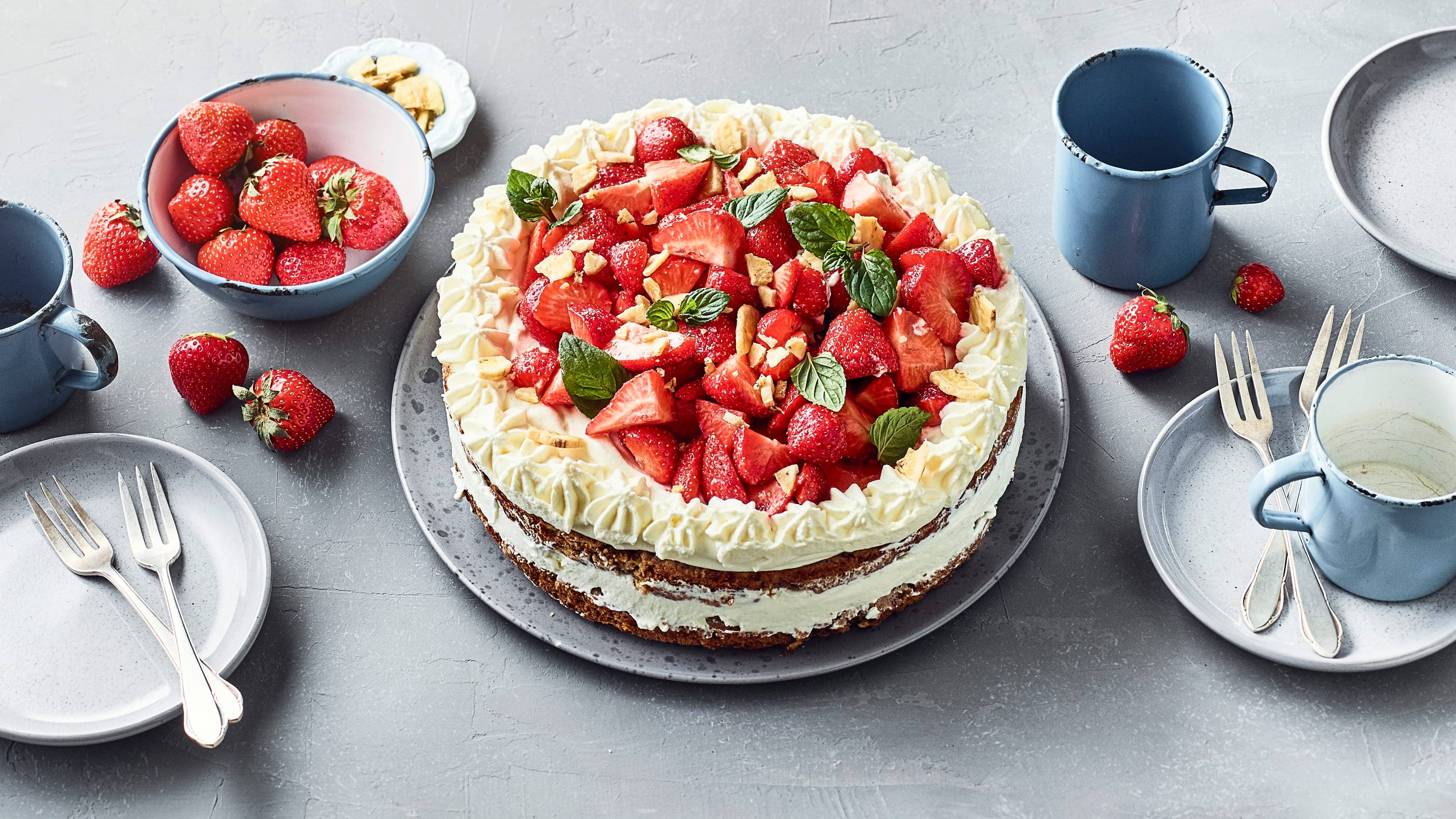 Erdbeertorte Das Highlight jeder Kaffeetafel ist eine süße, fruchtige, sahnige Erdbeertorte. Begeistern Sie Ihre Gäste mit einem leckeren Erdbeertorte-Rezept von EDEKA!