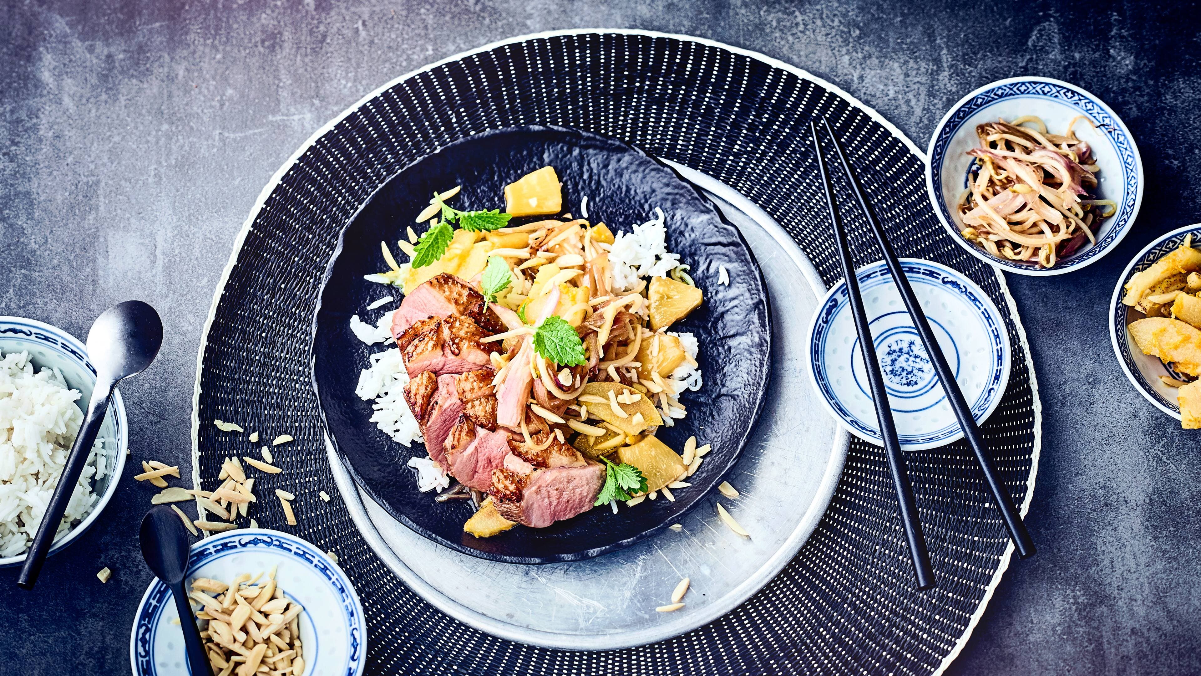 Entenbrust süß-sauer Entenbrust mit Ananas und Sprossengemüse süß-sauer dazu mit Mandeln bestreute gebratene Birnenscheiben - eine fantastische fernöstliche Kombination.