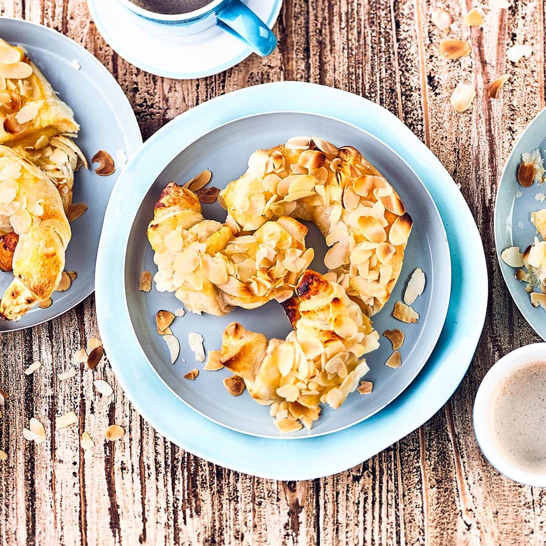 Selbstgemachte Apfelmus-Hörnchen sind die Kuchen-Alternative zum Kaffeetisch. Oder einfach mal als Snack zwischendurch: Einfach zum Reinbeißen!