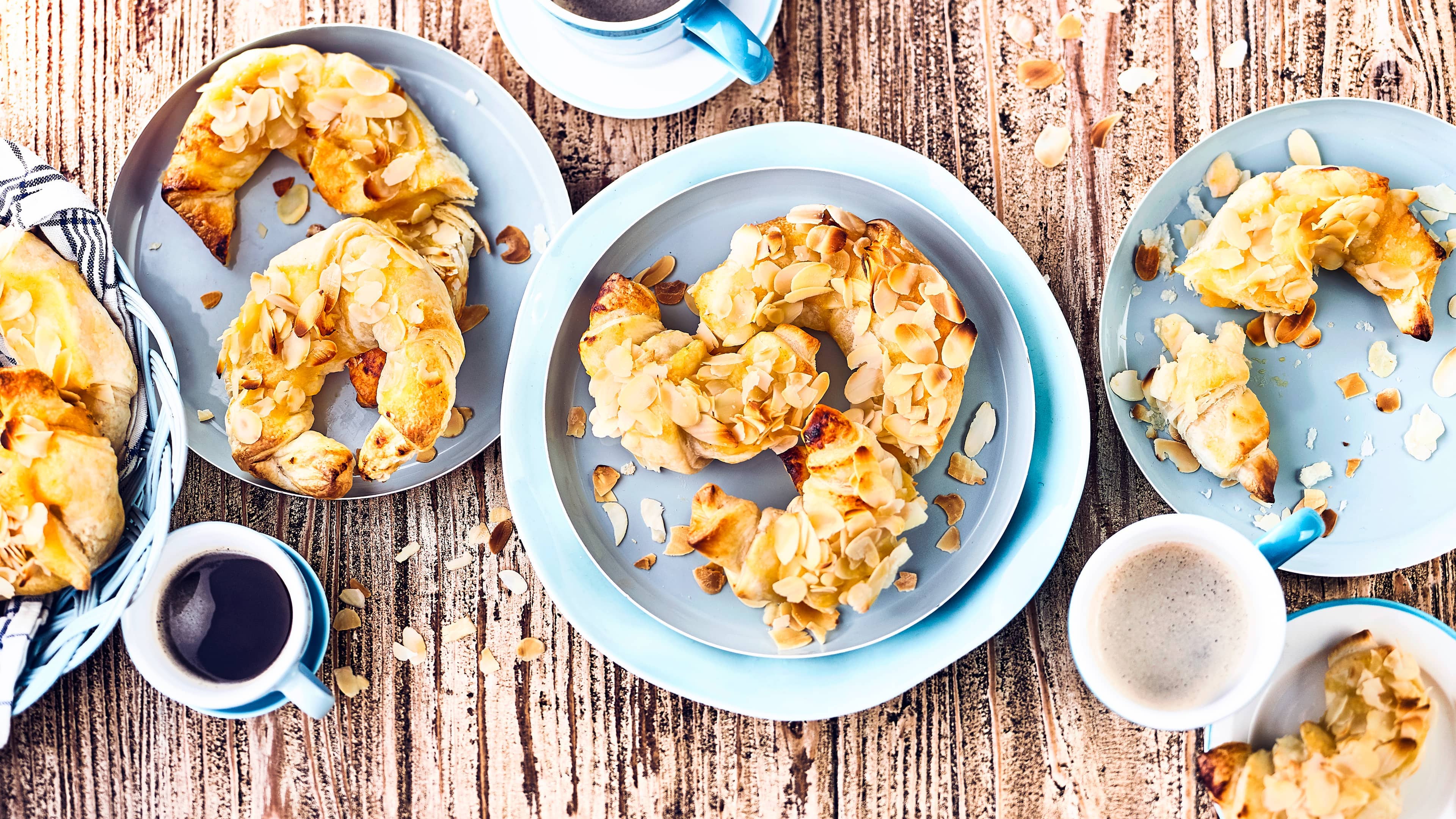 Apfelmus-Hörnchen Selbstgemachte Apfelmus-Hörnchen sind die Kuchen-Alternative zum Kaffeetisch. Oder einfach mal als Snack zwischendurch: Einfach zum Reinbeißen!