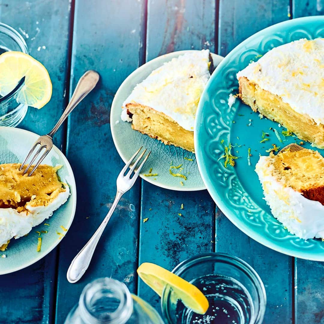 Saftig & Sommerlich: Unser exotischer Ananaskuchen mit Kokosmilch, Kokosraspeln, Banane und Pistazien schmeckt erfrischend nach Karibik.