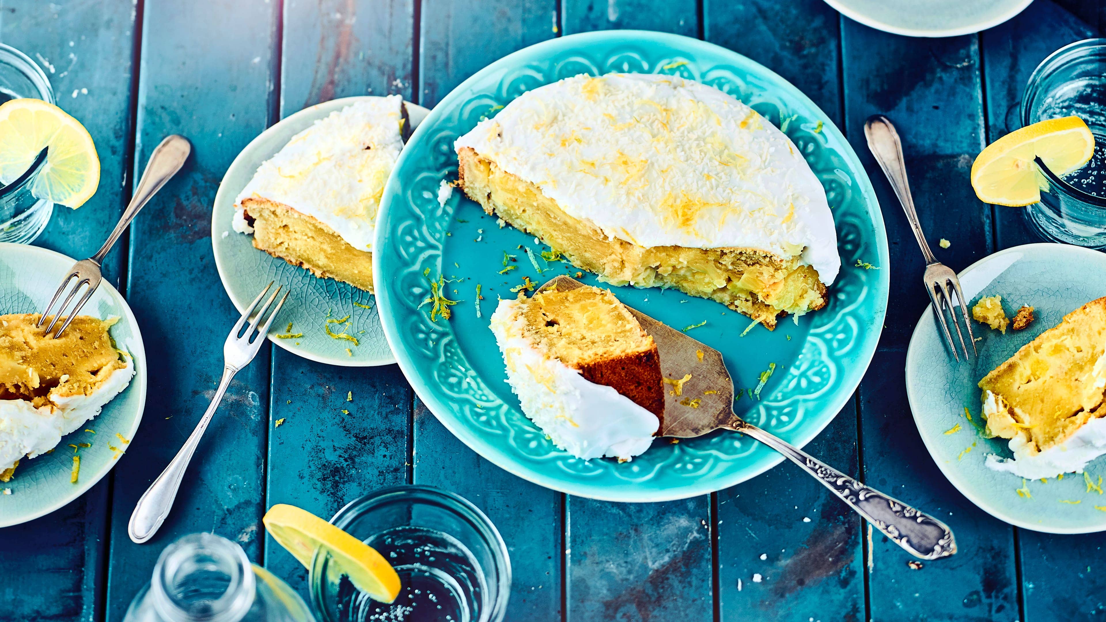 Ananaskuchen Saftig & Sommerlich: Unser exotischer Ananaskuchen mit Kokosmilch, Kokosraspeln, Banane und Pistazien schmeckt erfrischend nach Karibik.