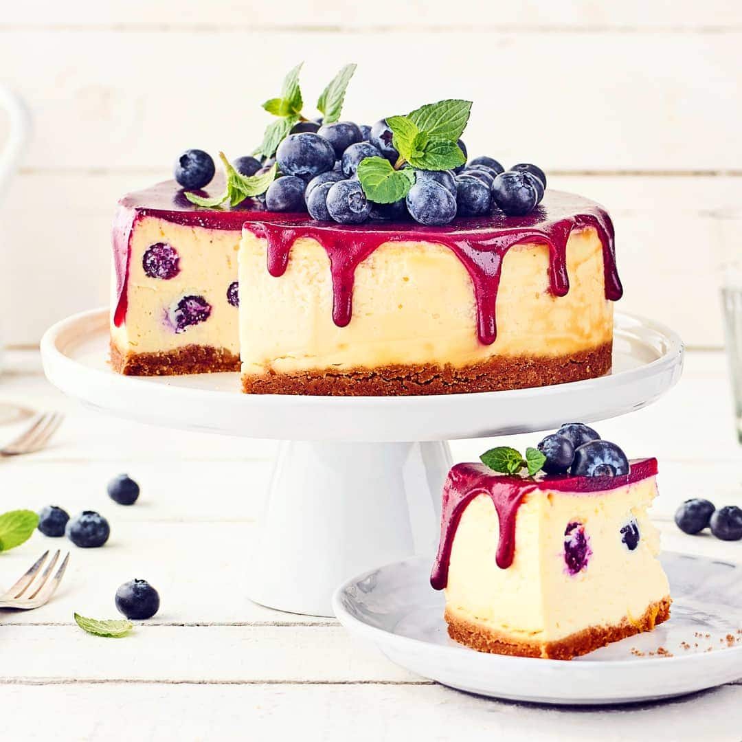 Hier werden Kuchenträume wahr: Unser Blueberry Cheesecake mit Drip und frischen Heidelbeeren ist fast zu schön zum Vernaschen. Aber eben auch nur fast!