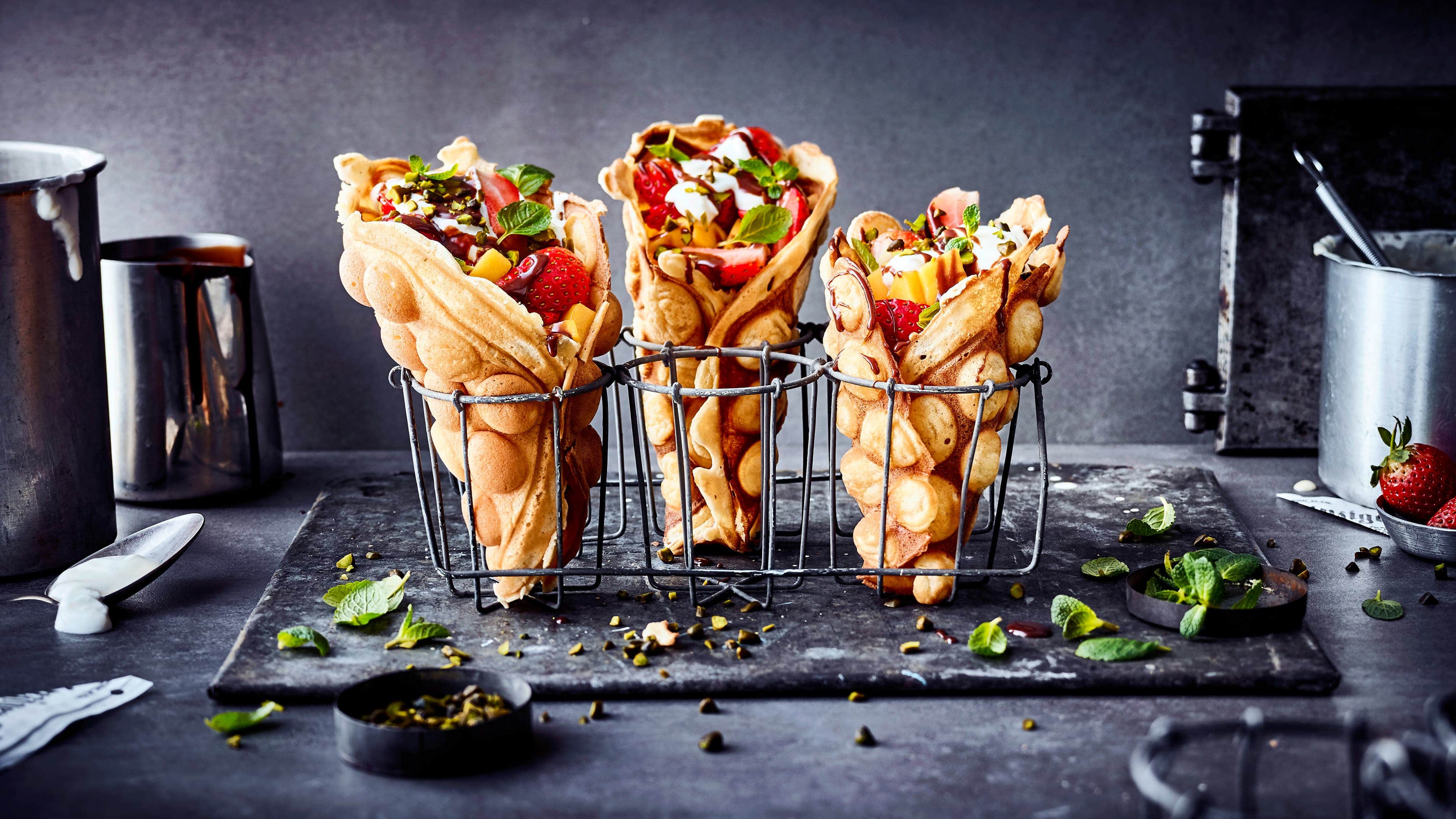 Bubble Waffle Bubble Waffles werden auch Egg Waffles genannt und sind super fluffig und luftig. Die Waffeln sind vielseitig garnierbar und können mit allerlei Leckereien gefüllt werden.