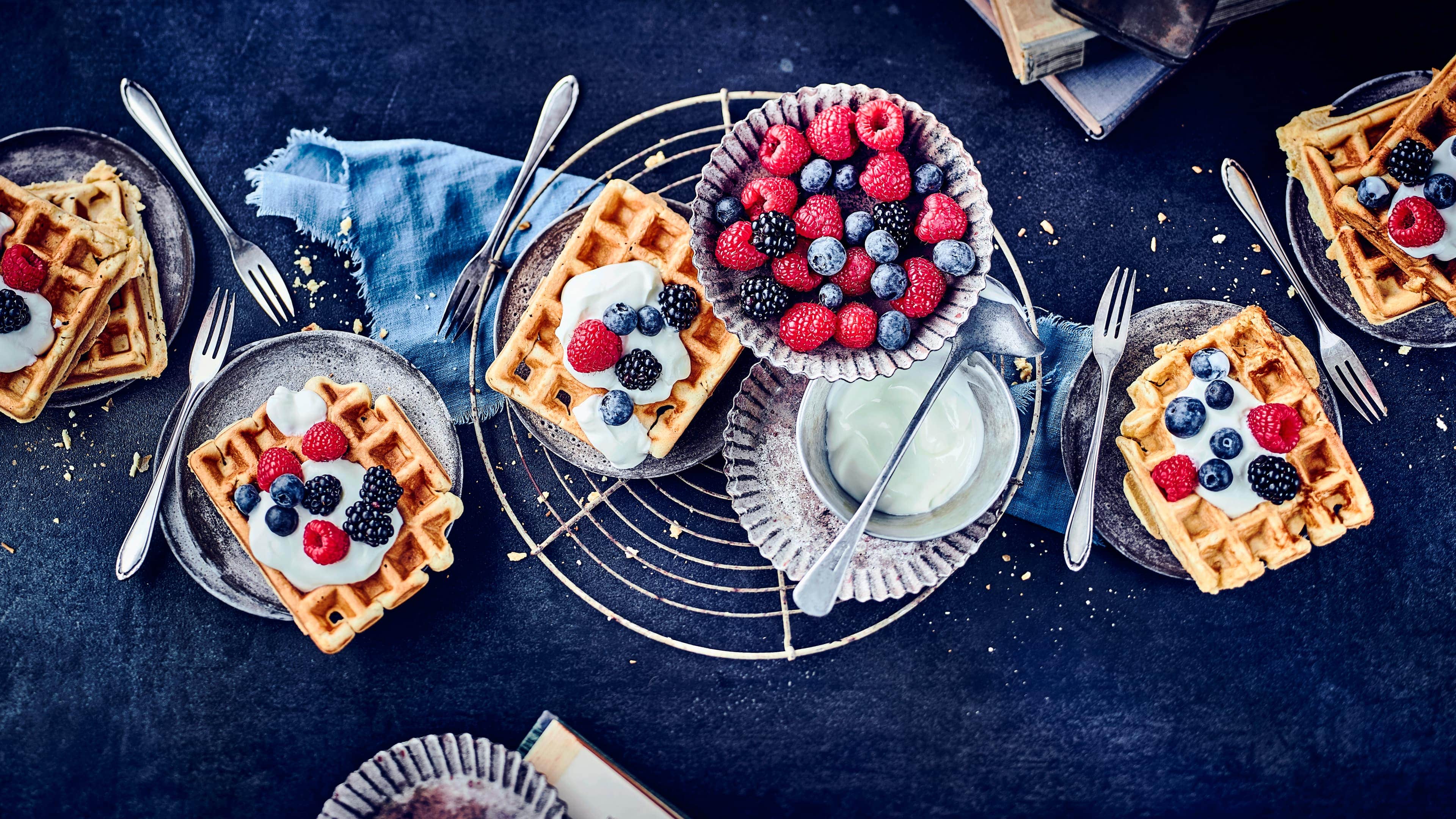 Buttermilchwaffeln Da läuft einem glatt das Wasser im Mund zusammen! Die Buttermilchwaffeln sind besonders fluffig und werden mit selbstgemachter Vanille-Quark-Creme und ganz viel frischem Obst serviert!