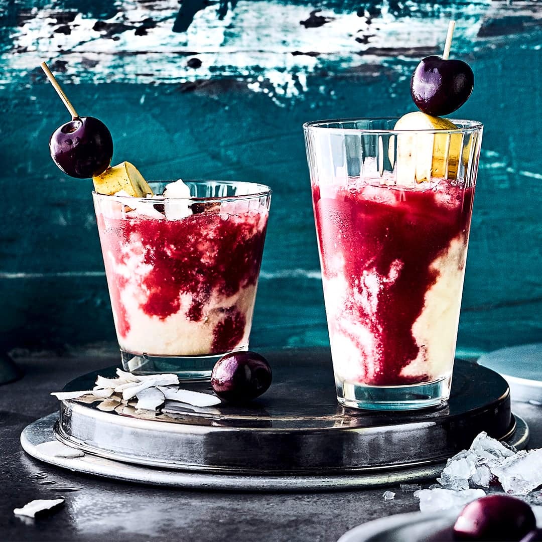 Fruchtig, lecker und ganz schnell zubereitet: Der Kiba-Cocktail ist ein Klassiker, überraschen Sie Ihre Liebsten doch mal mit dieser Variante!