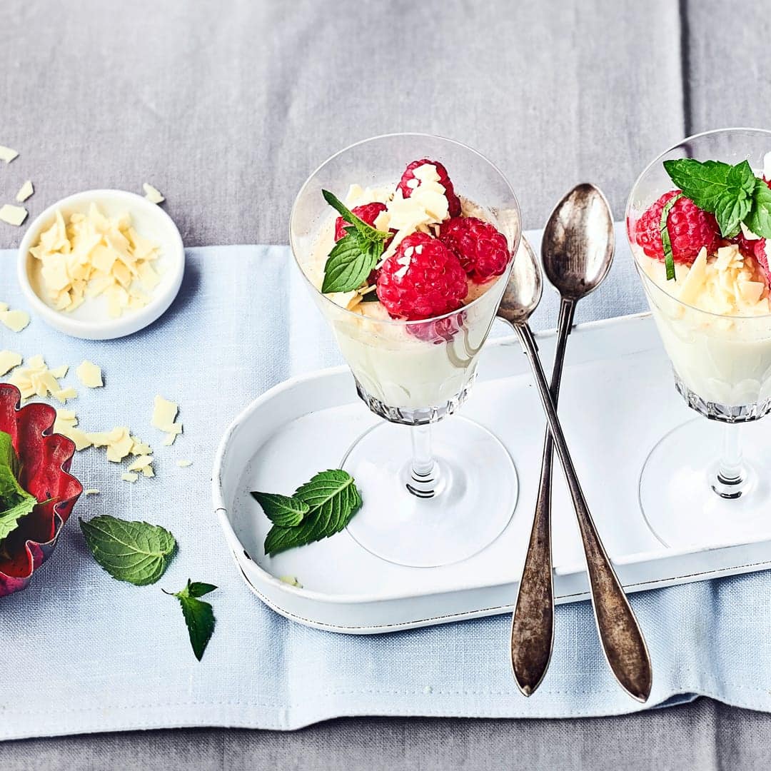 Frische Himbeeren werden in Kombination mit cremiger Panna cotta zu einer fruchtigen Süßspeise für die ganze Familie. Bereiten Sie mit unserem Rezept in kurzer Zeit ein köstliches Dessert zu!