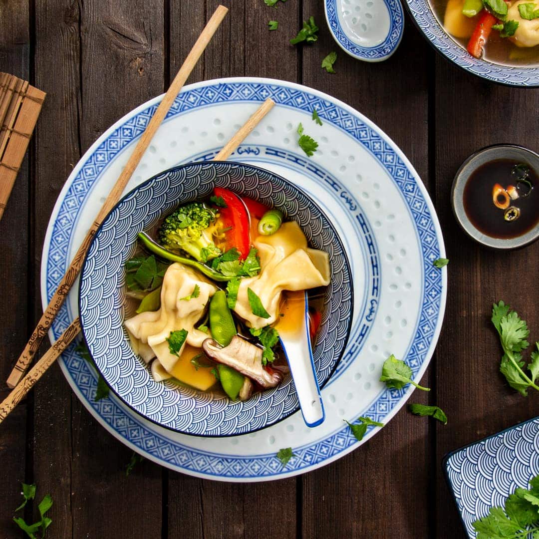 Die asiatische Küche kennt viele leckere Suppenkreationen mit exotischer Würze und feinen Einlagen. Dazu gehört auch unsere Wan-Tan-Suppe mit gefüllten Teigtaschen.