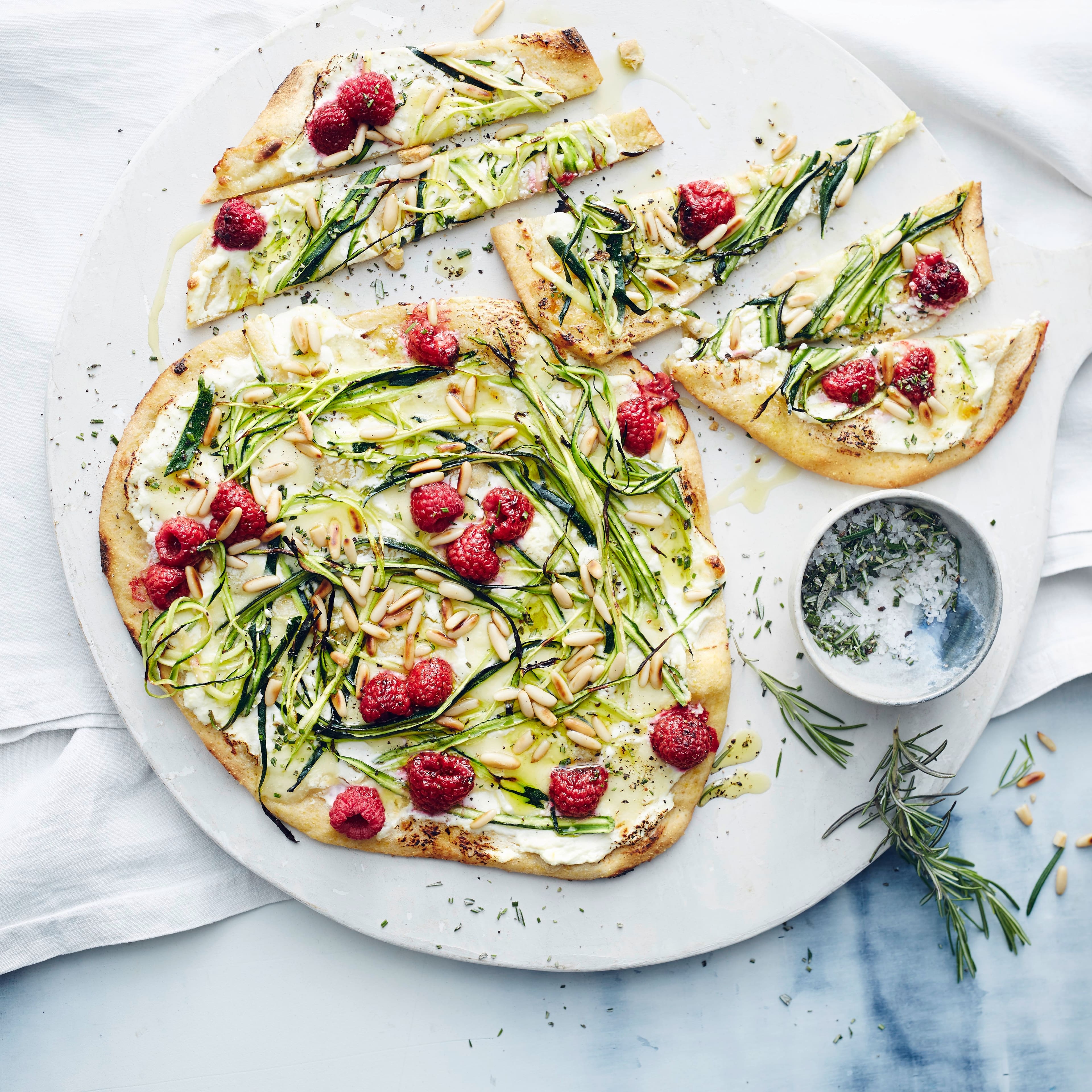 Zucchini-Pizza mit Himbeeren und selbst gemachtem Pizzateig mit Dinkelmehl und Polenta. Damit wird der Teig schön knusprig.