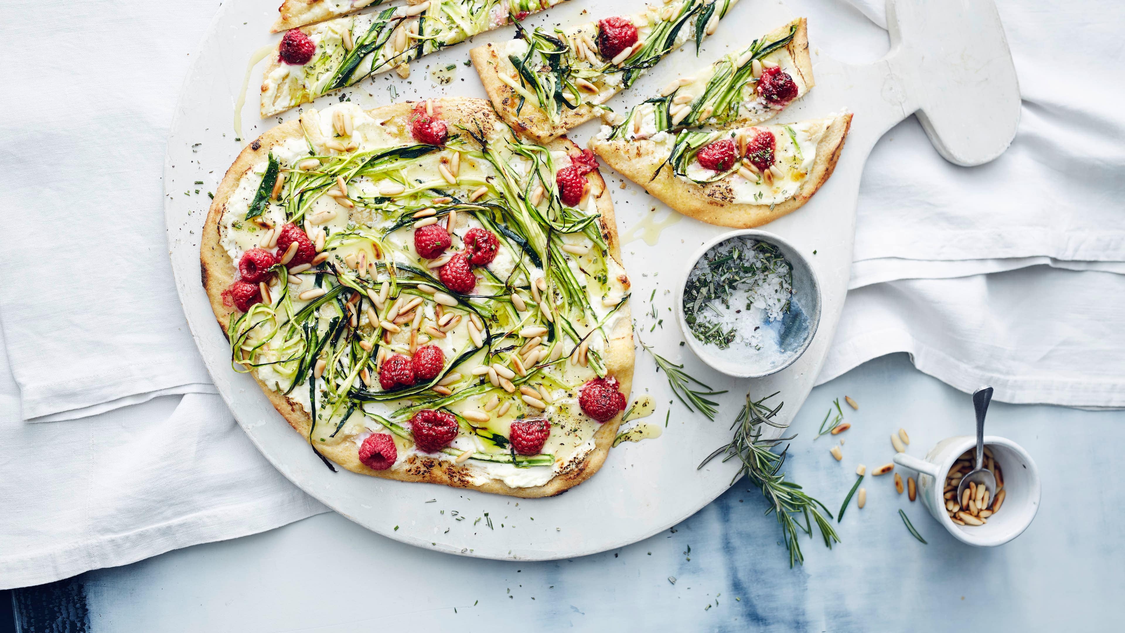 Zucchini-Pizza mit Himbeeren Zucchini-Pizza mit Himbeeren und selbst gemachtem Pizzateig mit Dinkelmehl und Polenta. Damit wird der Teig schön knusprig.