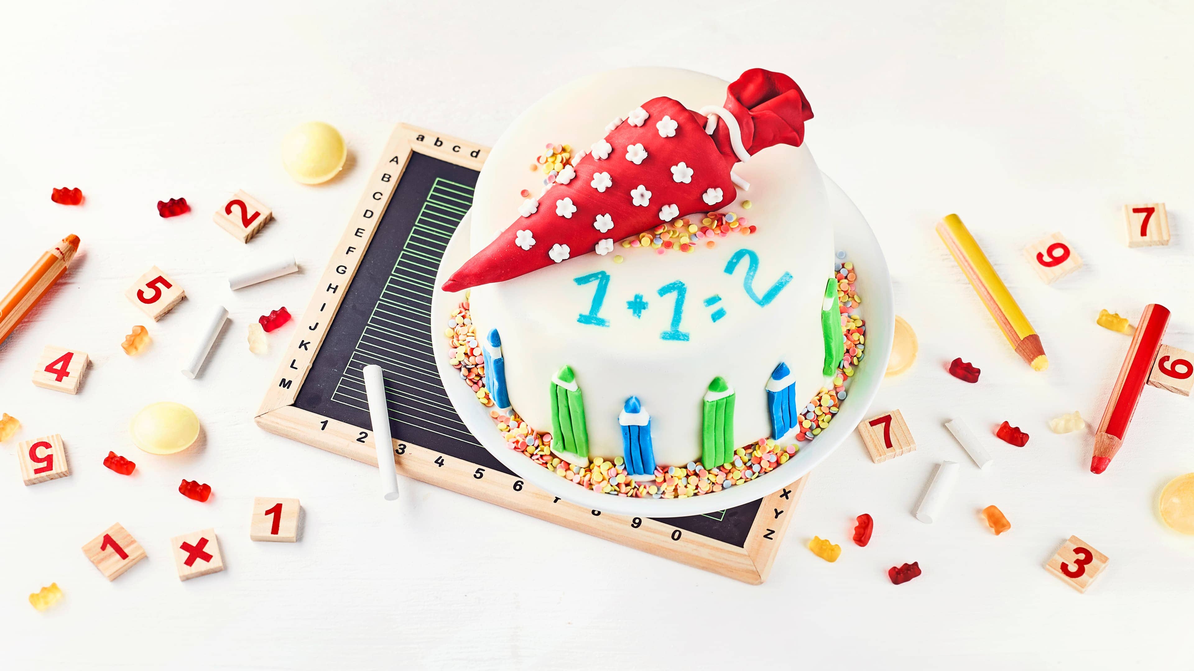 Einschulungstorte Der Tag der Einschulung ist etwas ganz Besonderes: Bringen Sie die Kinderaugen zum Strahlen mit dieser selbstgemachten Einschulungstorte.