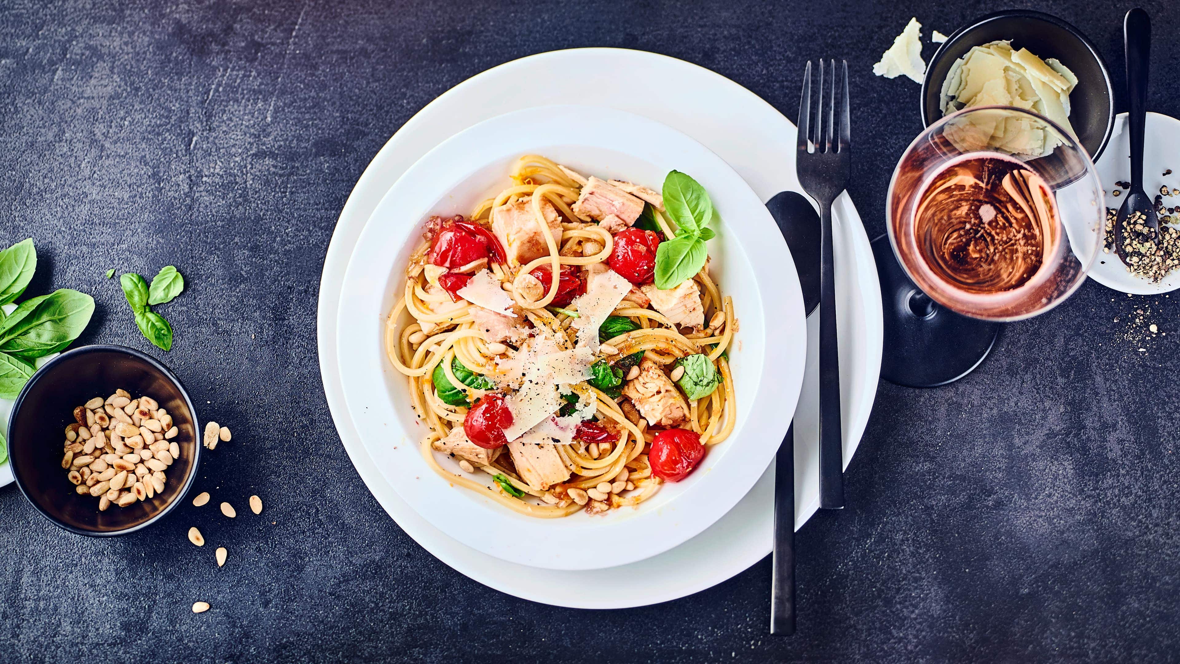 Spaghetti mit Thunfisch Ein festliches Menü zu Ostern gesucht? Probieren Sie doch einmal unsere Spaghetti mit Thunfisch - schnell und einfach zubereitet und ein wirklicher Genuss!