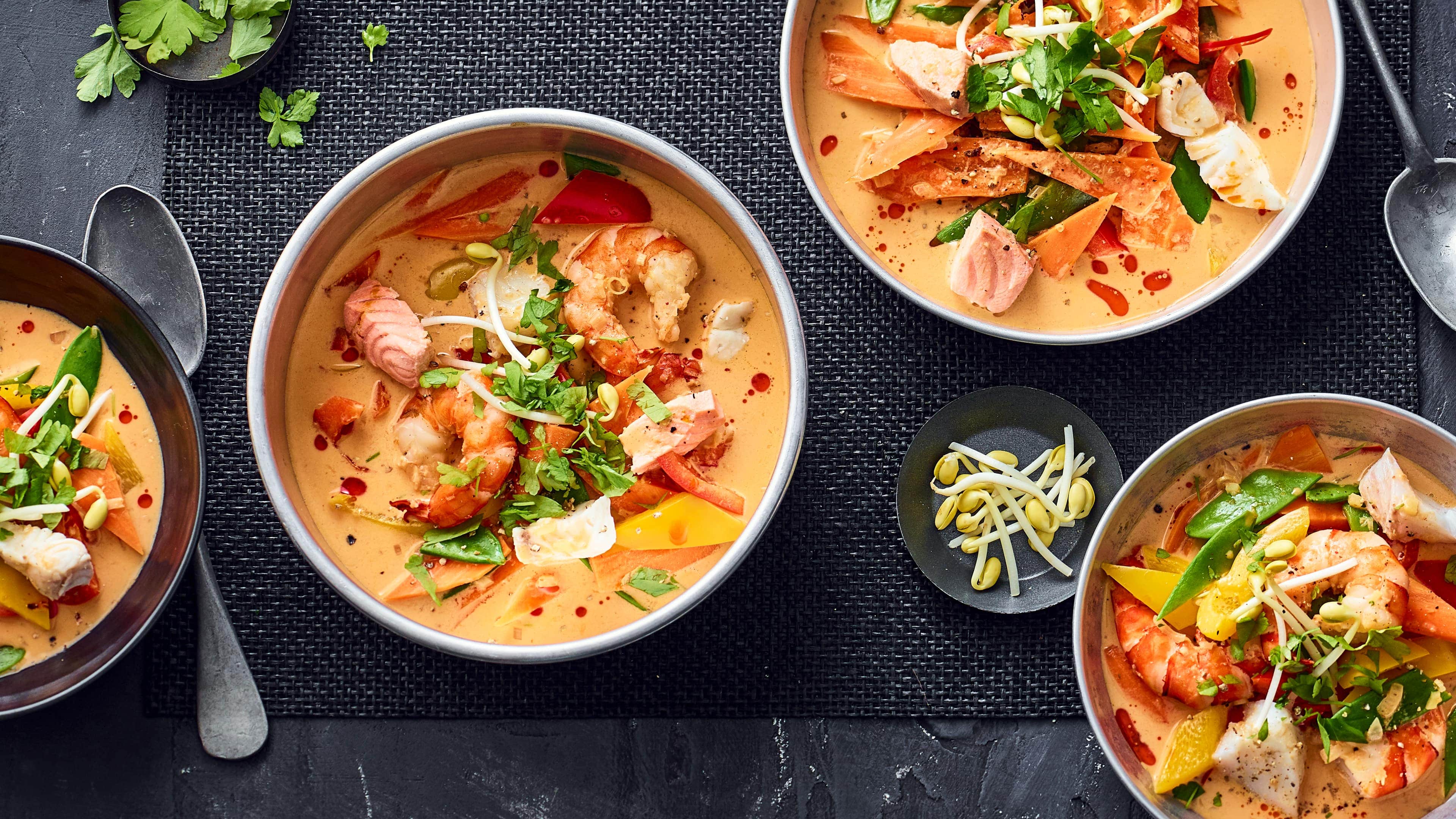 Fisch-Curry mit Gemüse Bereiten Sie unser leckeres Curry mit Fischfilet und allerlei Gemüse zu. Zitronengras, Ingwer, Curry und Chili sorgen für eine asiatische Note.
