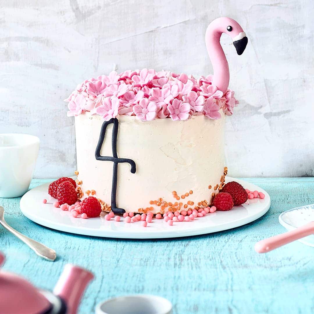 Zugegeben, es braucht zweierlei Tortencreme, jede Menge Dekoration und ein paar Utensilien, aber der Aufwand lohnt sich: Unser Rezept für eine wunderschöne Flamingo Torte!