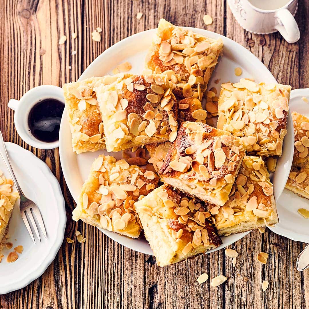 Köstlicher Genuss vom Blech erwartet Sie bei der Zubereitung dieses Butterkuchen-Rezepts. Backen Sie herrlich buttrigen Kuchen für Ihr Gäste!