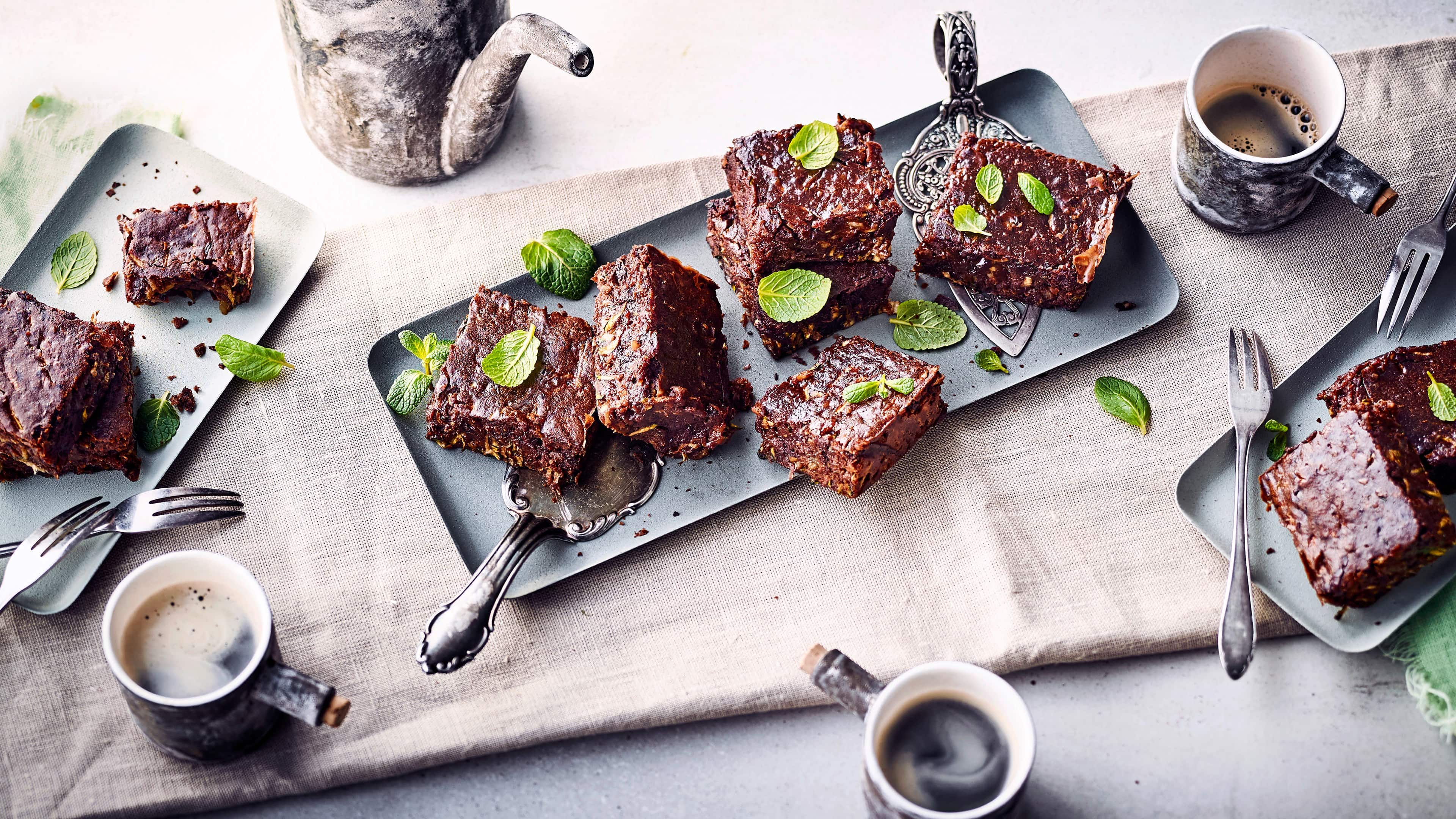 Zucchini Brownies Diese Kombi müssen Sie probieren! Saftige Brownies aus Schokolade und Zucchini können je nach Belieben sogar vegan zubereitet werden – einfach die Vollmilch durch Mandelmilch ersetzen.