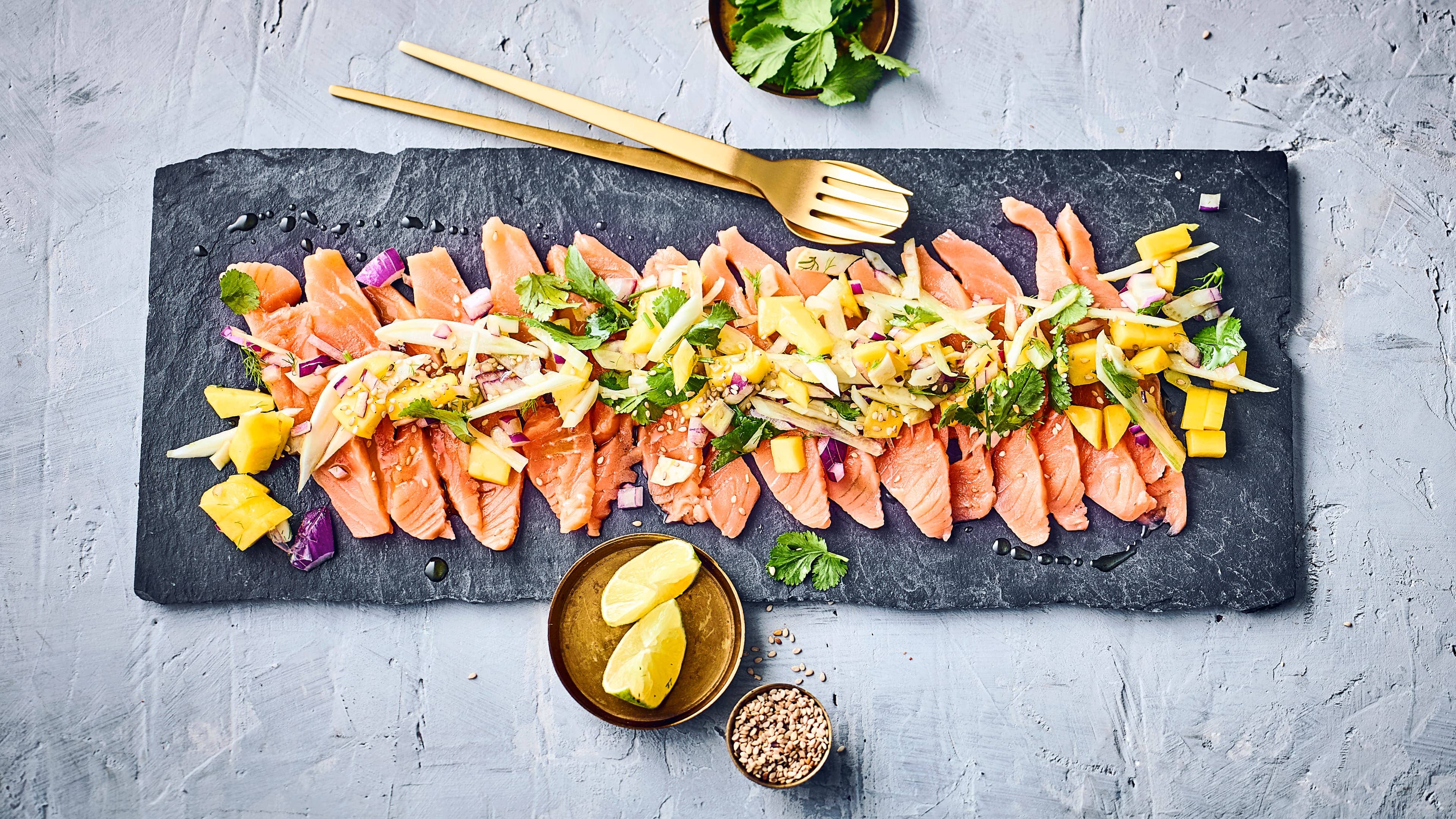 Lachs-Carpaccio Ob als Vorspeise oder zum Buffet: Köstliches Lachs-Carpaccio mit einer selbstgemachten Fenchel-Mango-Marinade mit Sesamöl und Koriander.