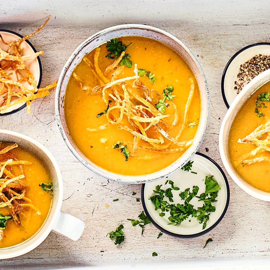 Unser Orangen-Karotten-Suppe-Rezept ist super lecker und ganz einfach – in einer halben Stunde kochen Sie damit eine frische Suppe, die garantiert Eindruck machen wird.