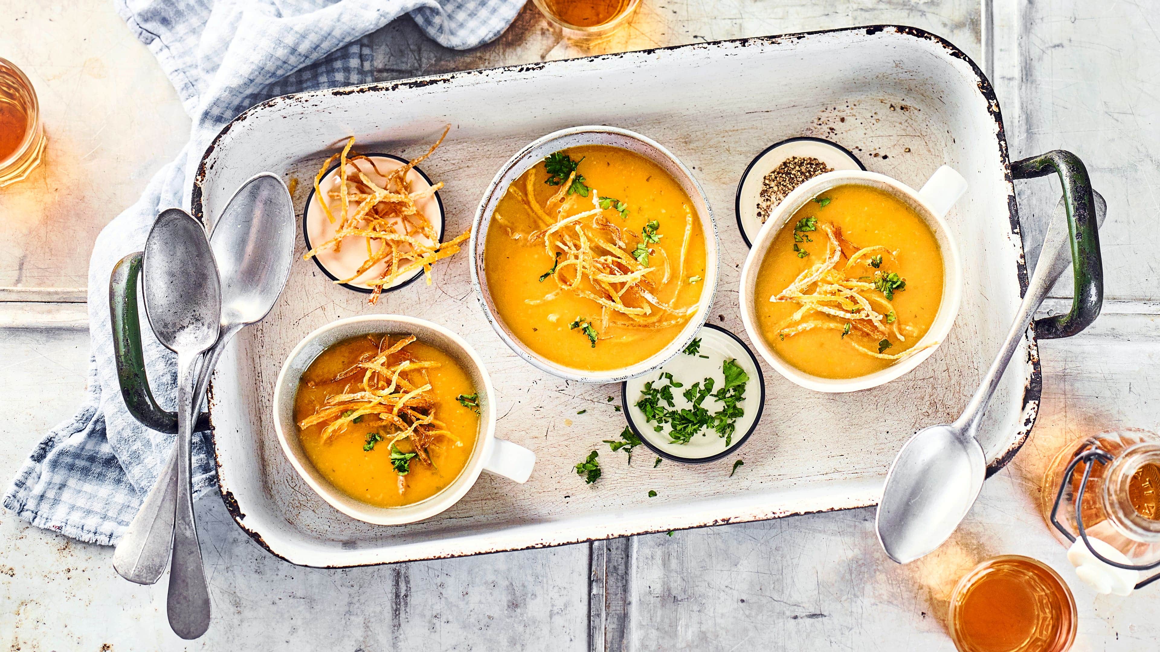 Orangen-Karotten-Suppe Unser Orangen-Karotten-Suppe-Rezept ist super lecker und ganz einfach – in einer halben Stunde kochen Sie damit eine frische Suppe, die garantiert Eindruck machen wird.