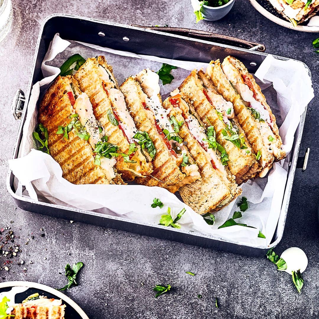 Das schmeckt nicht nur in Amerika: Fordern Sie den Sandwichmaker doch einmal hinaus und probieren das Gegrillte-Chicken-Cheese-Sandwich mit selbstgemachter Ceasar-Sauce.