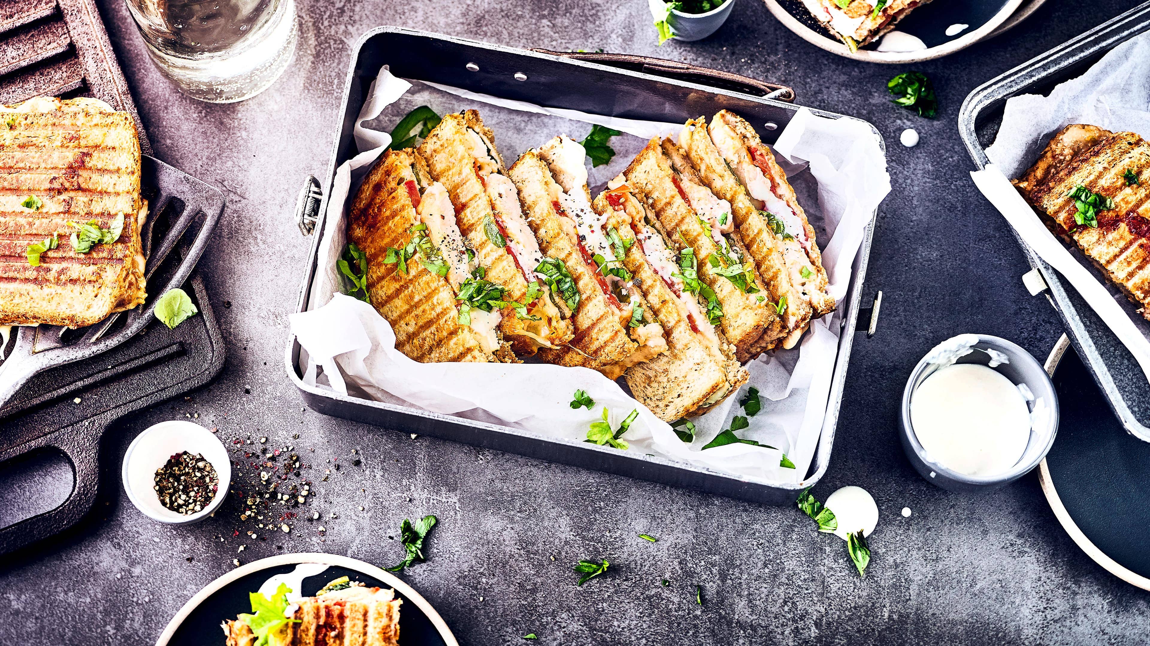 Gegrilltes-Chicken-Cheese-Sandwich Das schmeckt nicht nur in Amerika: Fordern Sie den Sandwichmaker doch einmal hinaus und probieren das Gegrillte-Chicken-Cheese-Sandwich mit selbstgemachter Ceasar-Sauce.