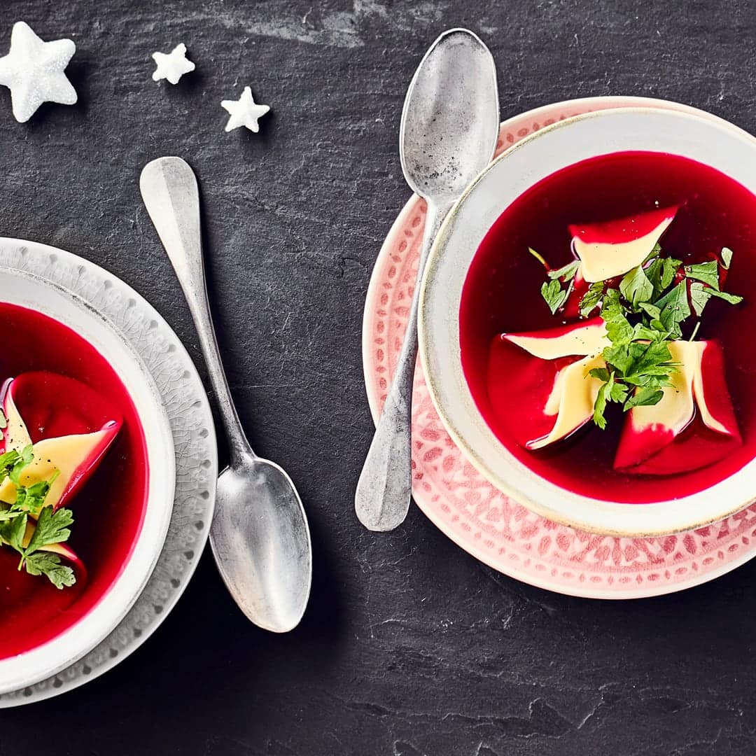 Klassisch süß-säuerlich schmeckt diese polnische Rote-Bete-Suppe mit Uszka – einer Einlage aus kleinen mit einer Pilz-Sauerkraut-Mischunge gefüllten Teigtaschen.