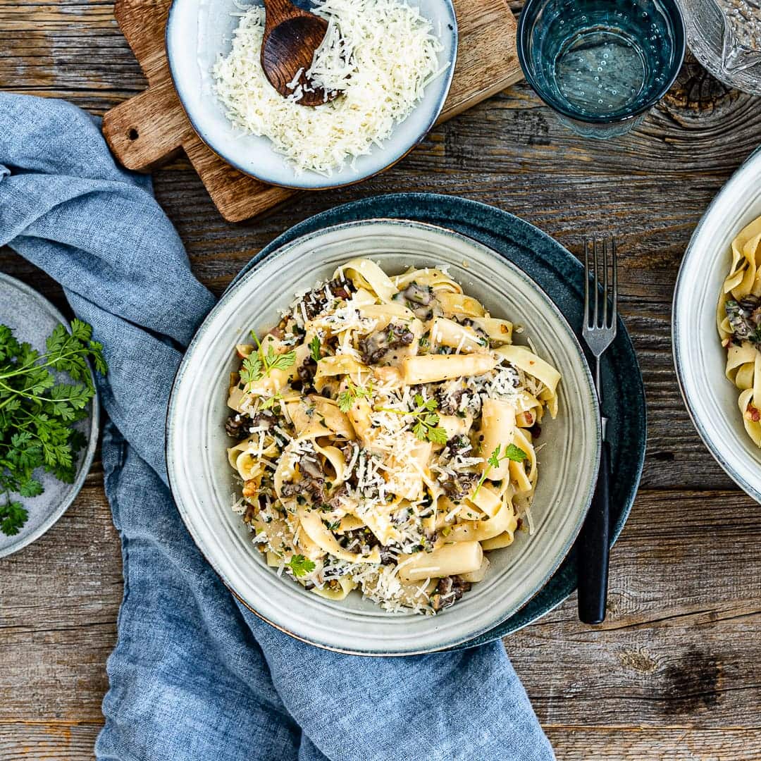Unser Tipp für ein schnelles Sommergericht mit Spargel: Probieren Sie unser Spargelragout mit Tagliatelle, Schinkenwürfeln und Steinpilzen.