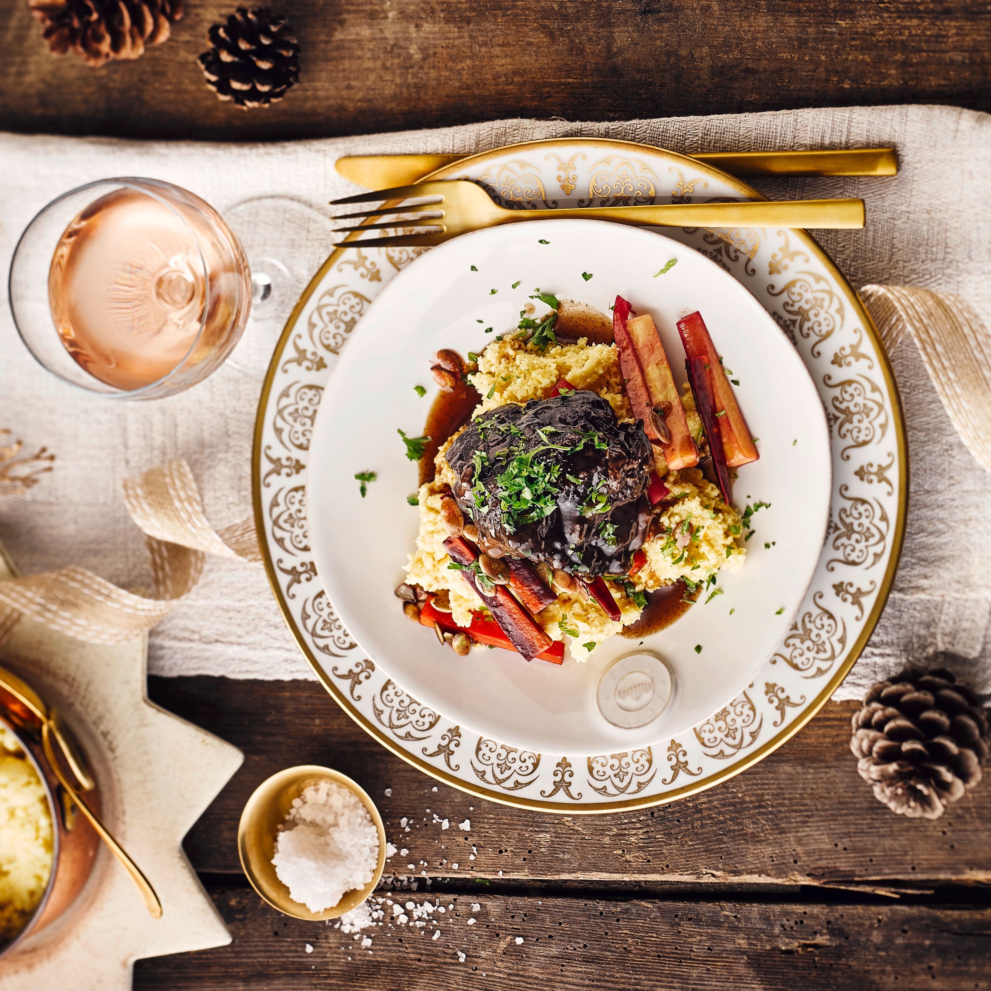 Geröstete Ochsenbäckchen mit Wurzelgemüse und Zimt-Polenta.