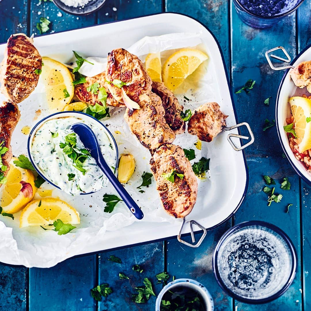 Ein Herzstück der griechischen Küche ist Souvlaki mit Tomatenreis – mit unserem Rezept ganz einfach zuhause einen griechischen Abend veranstalten!