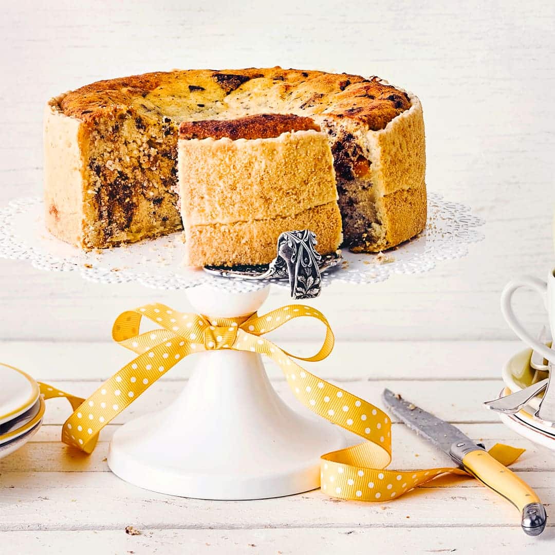 Käsekuchen der besonderen Art: Backen Sie Stracciatella-Kuchen nach unserem Rezept mit einer saftigen Frischkäse-Butter-Füllung, gehackter Zartbitter-Schokolade und Orangeat!