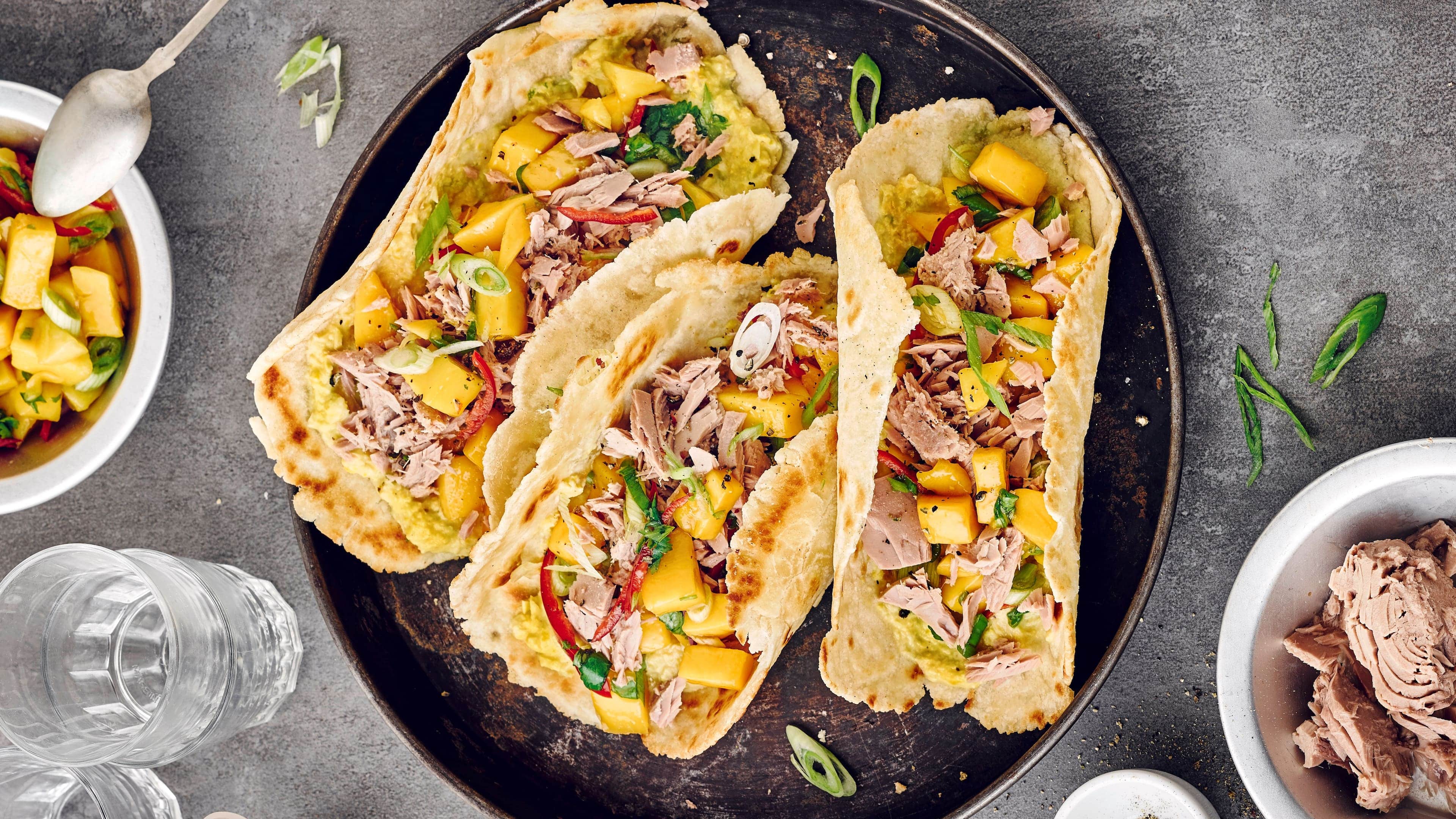 Thunfisch-Tacos Köstlich! Unsere Thunfisch-Tacos mit Koriander, Mango-Salsa und Maiscreme - eine echte mexikanische Spezialität.