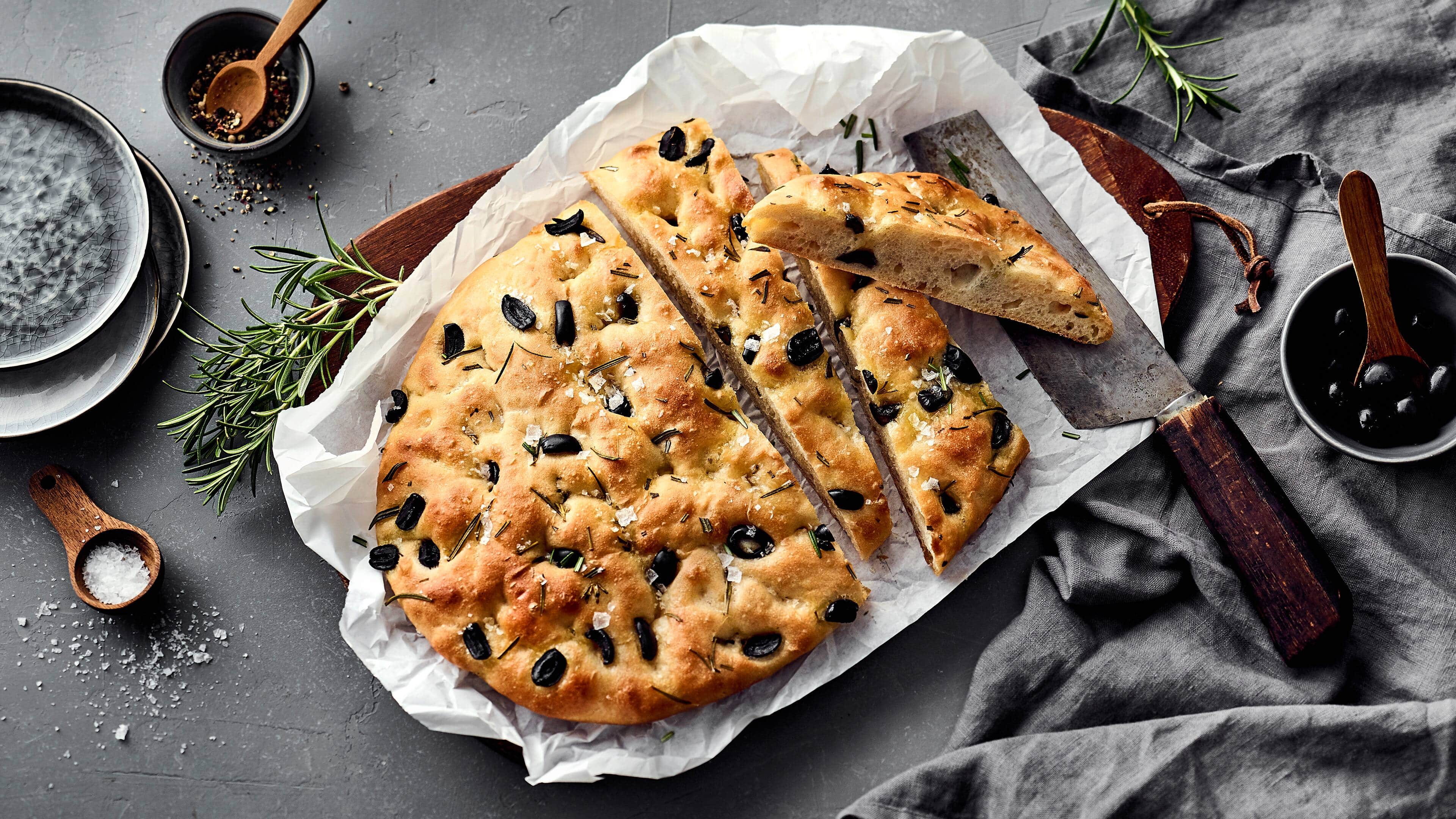 Dinkel-Focaccia Eine leichte Alternative zur Pizza: Probieren Sie unsere vegetarische Focaccia aus Dinkelmehl und Hefe mit Rosmarin, schwarzen Oliven und der abgeriebenen Schale einer unbehandelten Zitrone!