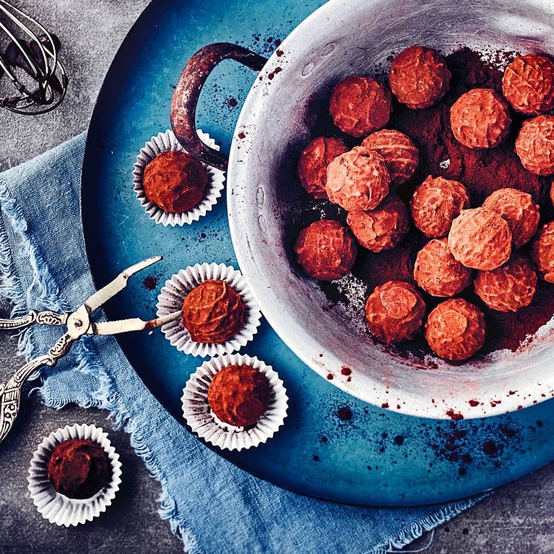 Trüffel-Pralinen aus Vollmilch- und Zartbitter-Kuvertüre mit Orangenlikör und Orangenöl aromatisiert.