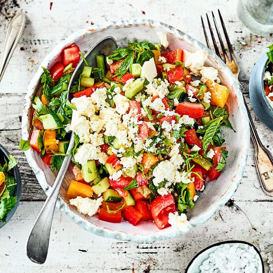 Schopska Salat kommt aus der bulgarischen Küche, ist schnell hergestellt und kann traditionell als Vorspeise oder als sommerlicher Snack gereicht werden.