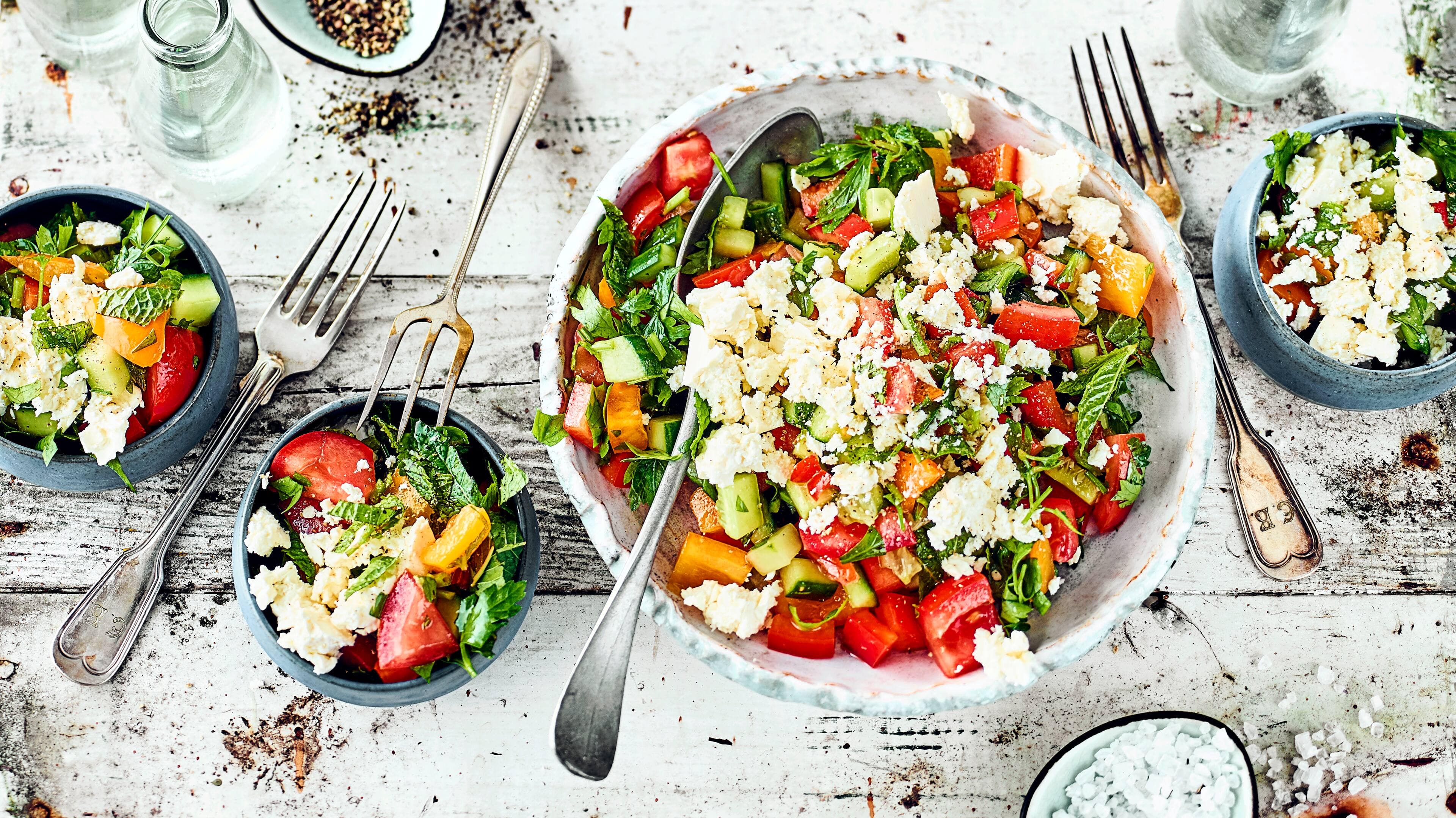 Schopska Salat Schopska Salat kommt aus der bulgarischen Küche, ist schnell hergestellt und kann traditionell als Vorspeise oder als sommerlicher Snack gereicht werden.