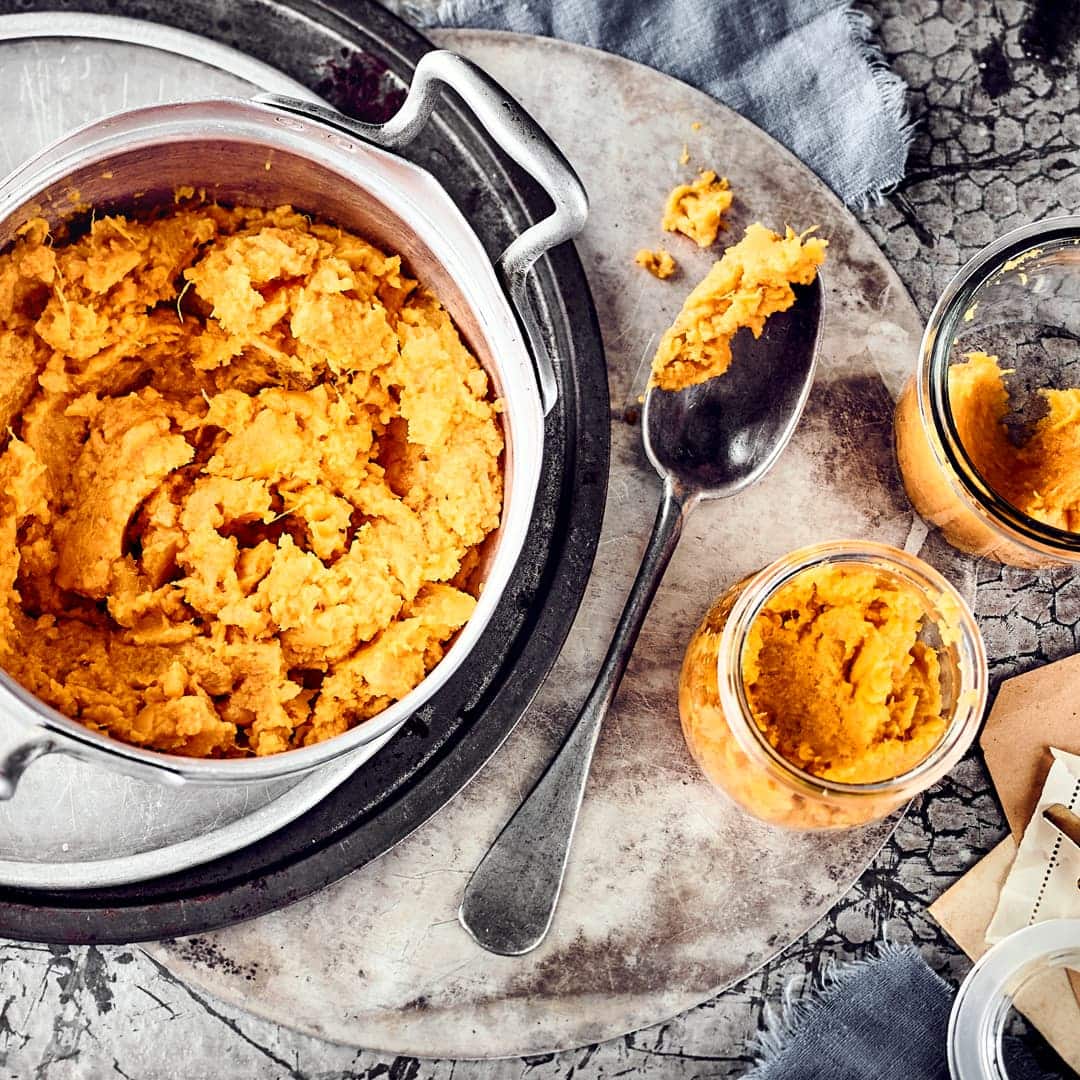 Unser selbstgemachtes Kürbismus ist nicht nur lecker, sondern auch richtig vielseitig: Es eignet sich hervorragend als Brotaufstrich, als Dip oder als Füllung für Tartes, Kuchen oder Nudelteig.