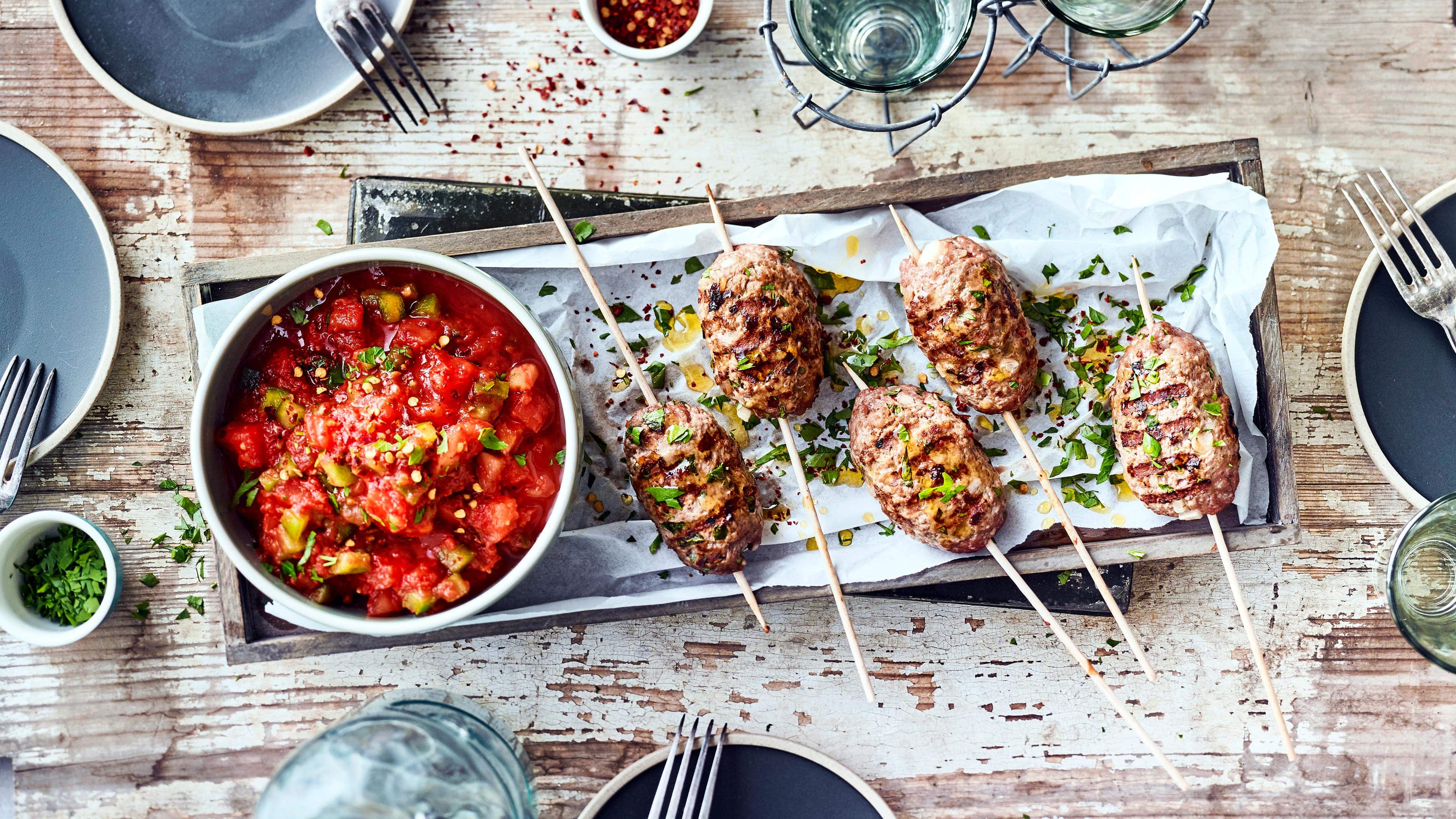 Hackfleischspieße Servieren Sie zum Grillen leckere Rinderhackfleischspieße, orientalisch gewürzt. Dazu gibt es einen scharfen Tomatensalat. Ihre Gäste werden es lieben!