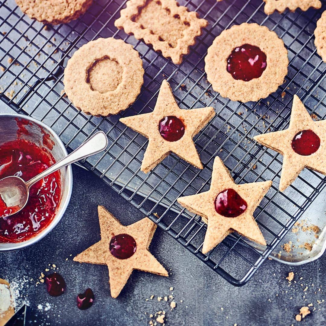 Kombinieren Sie Nuss und Marmelade zu einem fruchtig-aromatischen Mandelgebäck mit Füllung: Genießen Sie diese Plätzchen zu Weihnachten oder zwischendurch!