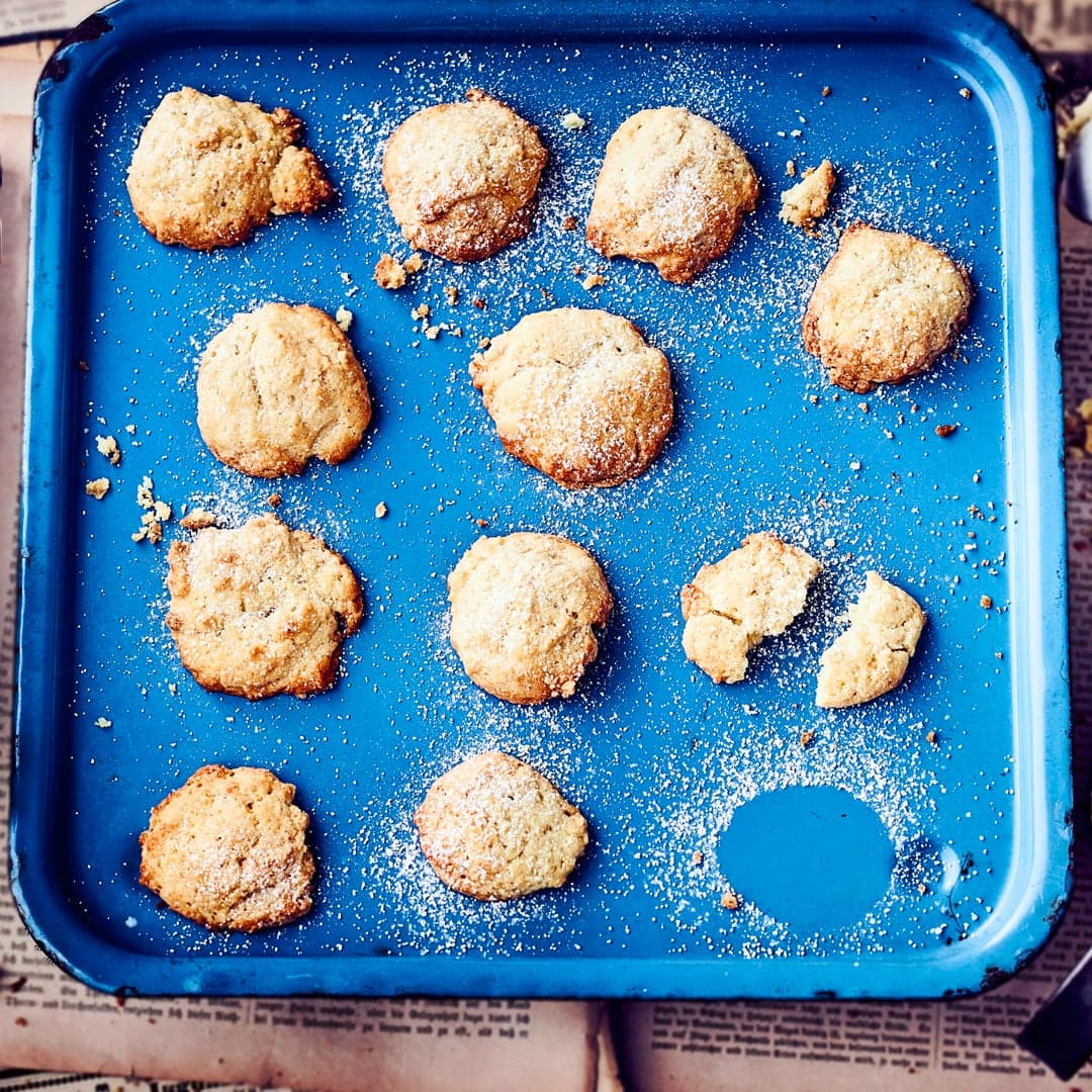 Knusprig leckeres Gebäck, schnell zubereitet: Probieren Sie unsere süßen Kekse aus Weizenmehl, Zucker und Buttermilch – fertig in 60 Minuten!