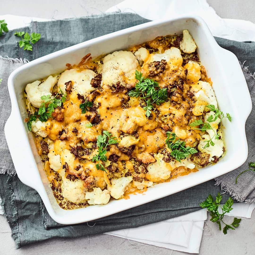 Unser Rezept für Blumenkohl-Hack-Auflauf mit Cheddar eignet sich hervorragend für eine ketogene Ernährung.