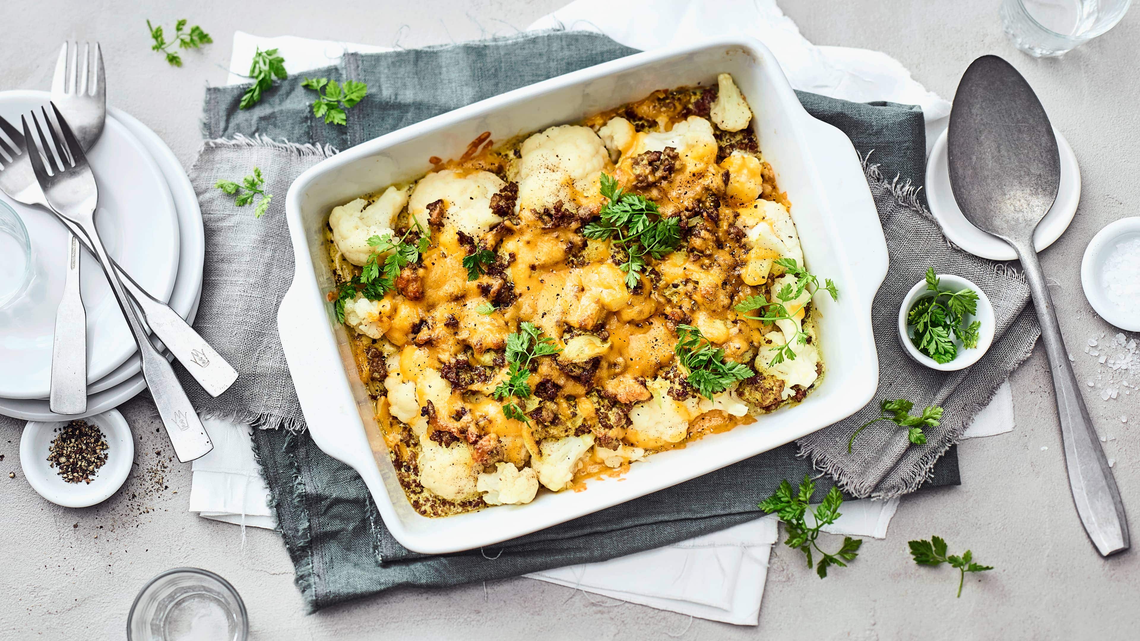 Blumenkohl-Hack-Auflauf Unser Rezept für Blumenkohl-Hack-Auflauf mit Cheddar eignet sich hervorragend für eine ketogene Ernährung.
