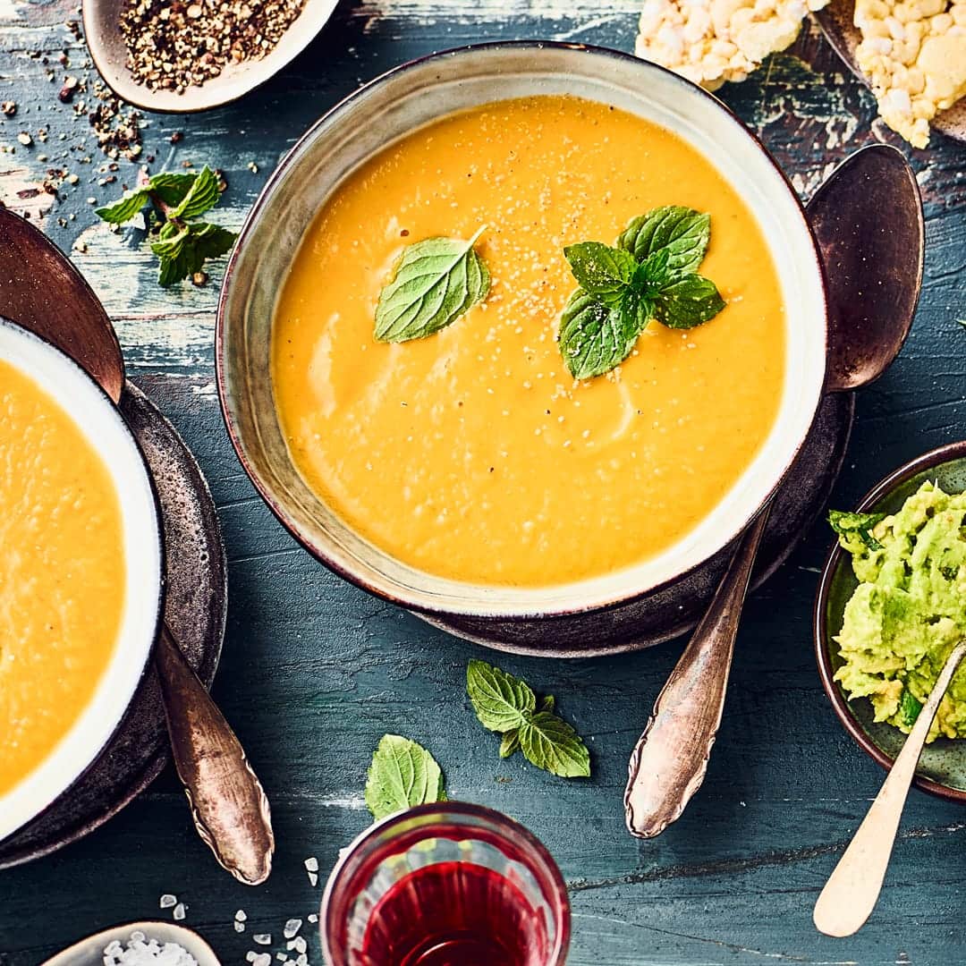 Probieren Sie unser Rezept für Süßkartoffel-Linsen-Suppe mit Maiswaffeln und Avocado aus. Frischer Ingwer und Kurkuma sorgen für eine würzig-indische Note.