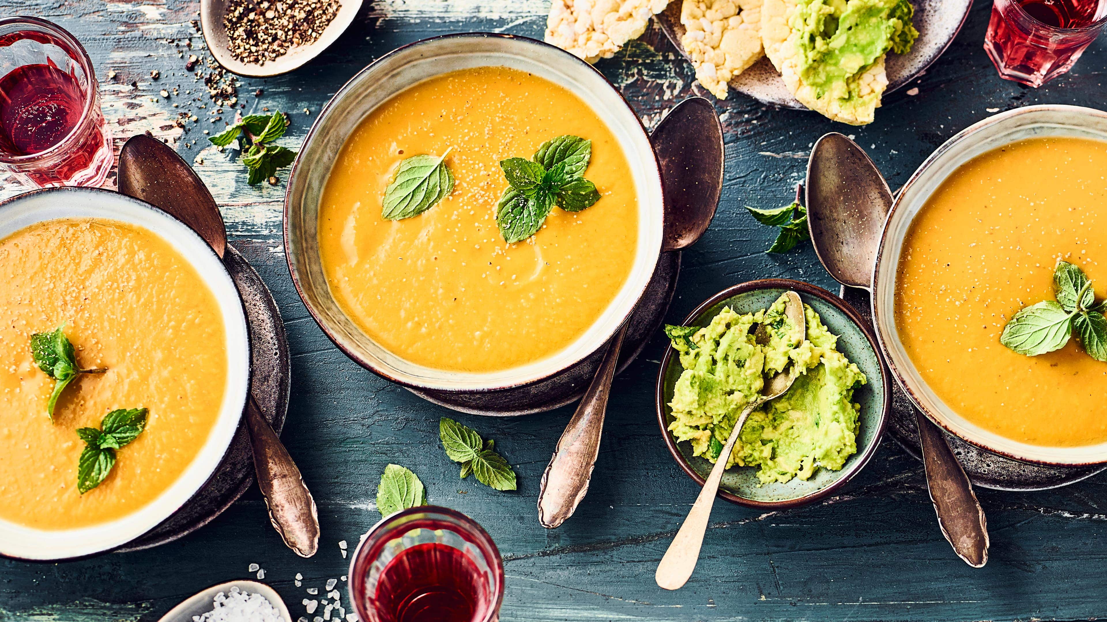 Süßkartoffel-Linsen-Suppe Probieren Sie unser Rezept für Süßkartoffel-Linsen-Suppe mit Maiswaffeln und Avocado aus. Frischer Ingwer und Kurkuma sorgen für eine würzig-indische Note.