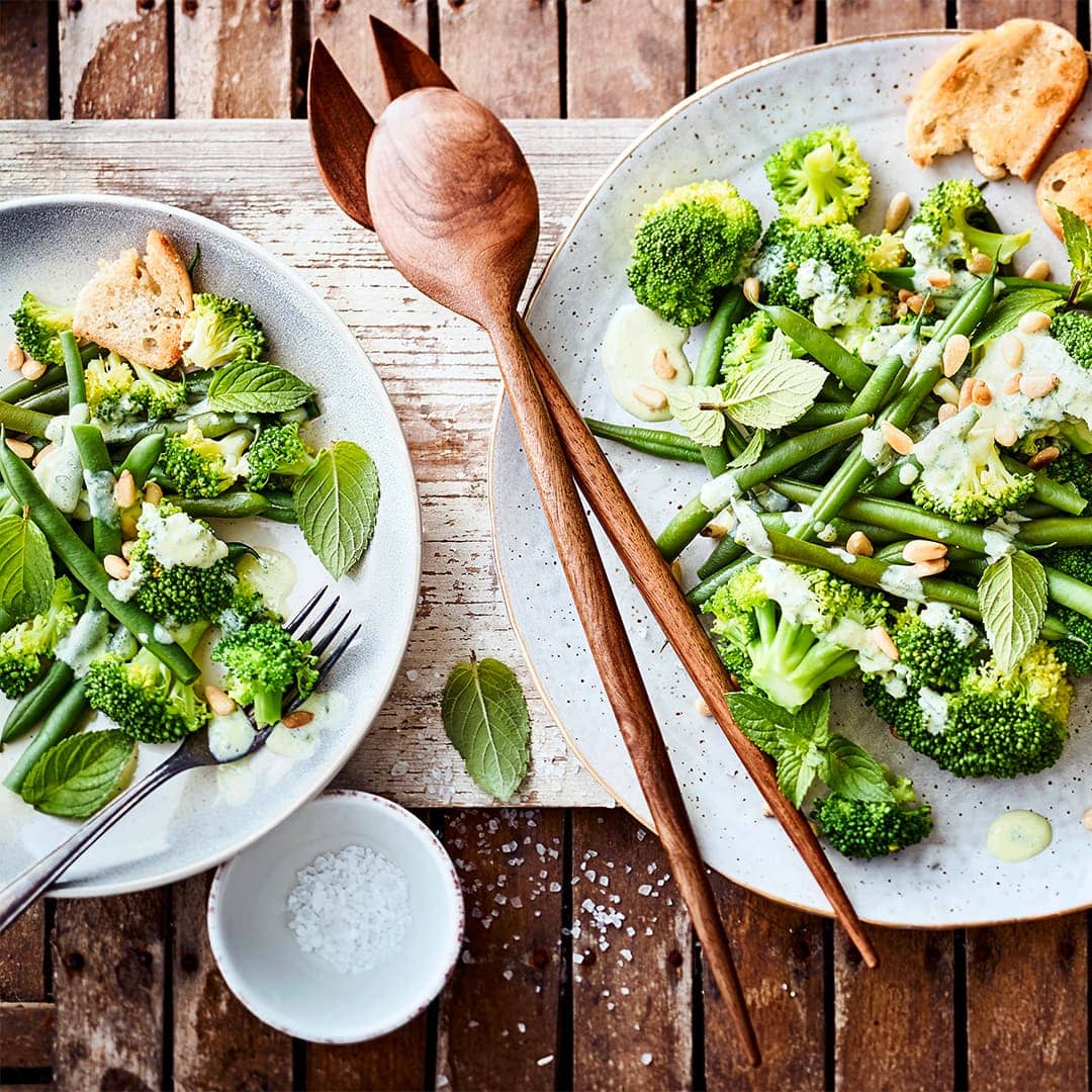 Eine knackige vegetarische Mahlzeit für den spontanen Hunger: Unser Rezept für frischen Brokkolisalat mit grünen Bohnen und Caesar-Dressing ist in dreißig Minuten fertig, einfach zuzubereiten und ein kräftiges Geschmackserlebnis!