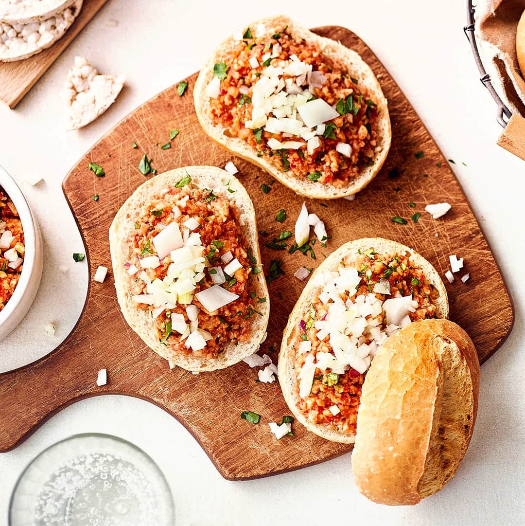 Dem Original wirklich ähnlich, aber komplett ohne tierische Produkte ist unser Rezept für selbstgemachtes veganes Mett.