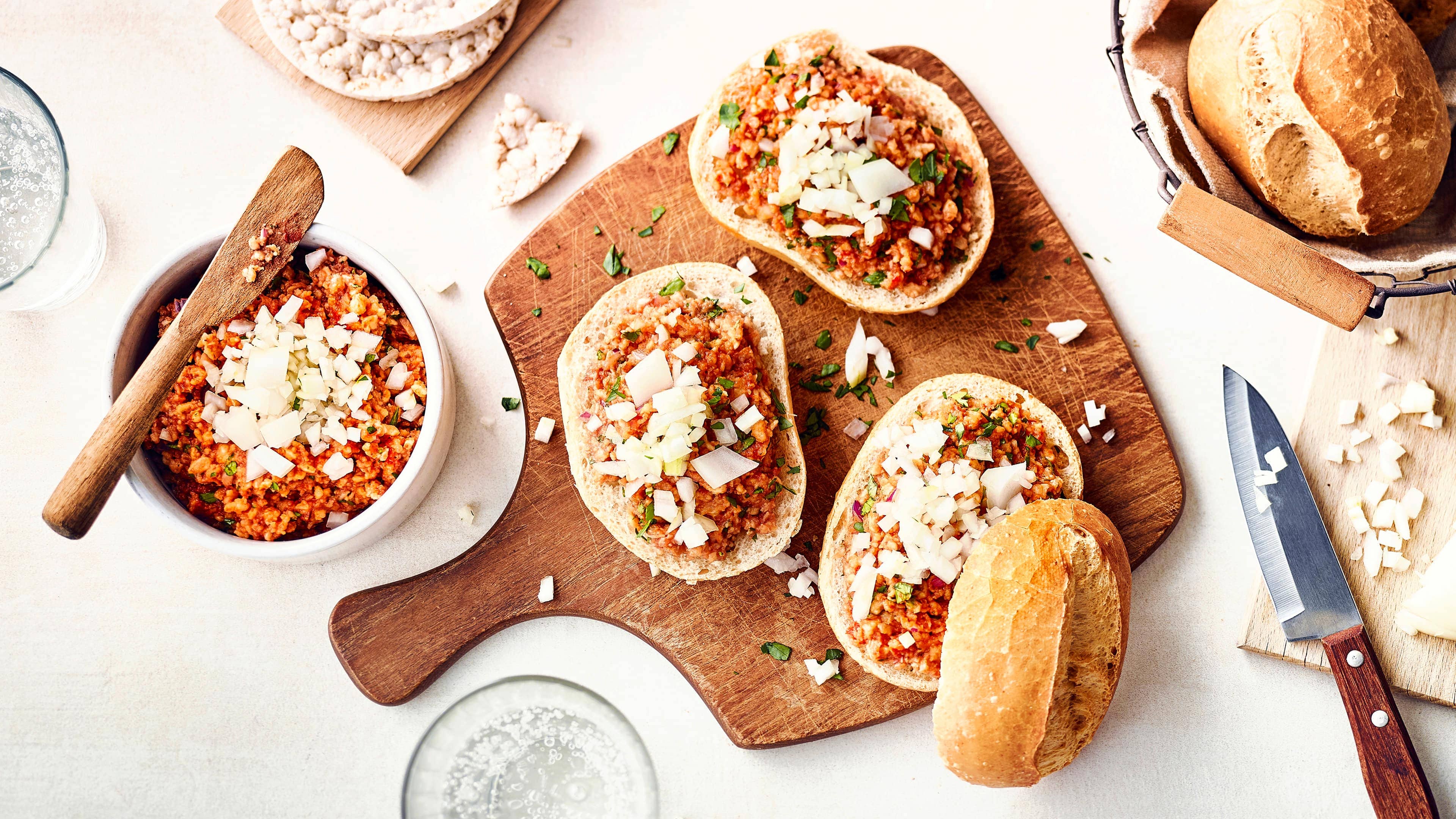 Veganes Mett Dem Original wirklich ähnlich, aber komplett ohne tierische Produkte ist unser Rezept für selbstgemachtes veganes Mett.