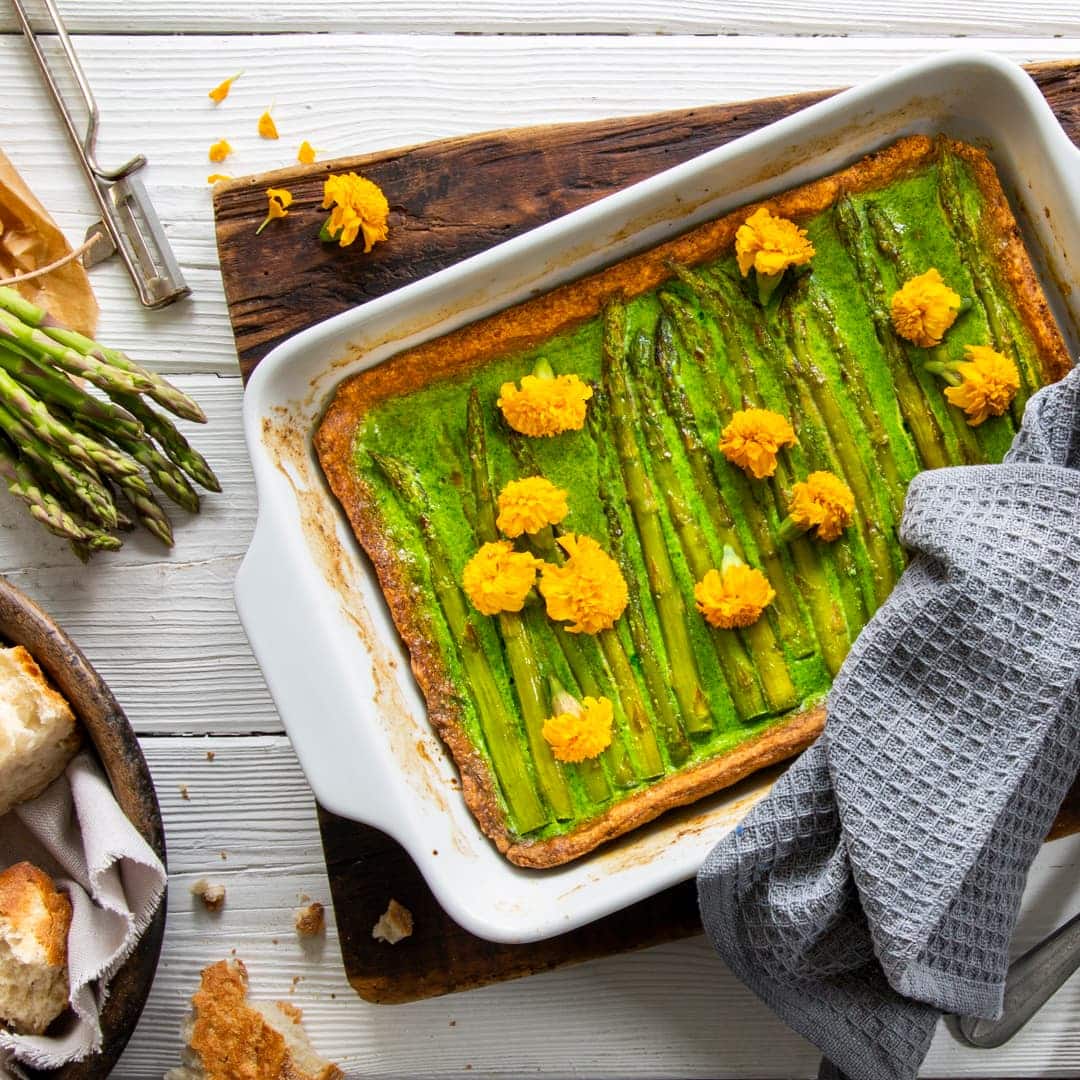 Probieren Sie unser Spargeltarte-Rezept aus und bereiten Sie sich einen herrlich knusprigen Mürbeteig mit cremig-würziger Füllung mit Sahne und grünem Spargel zu.