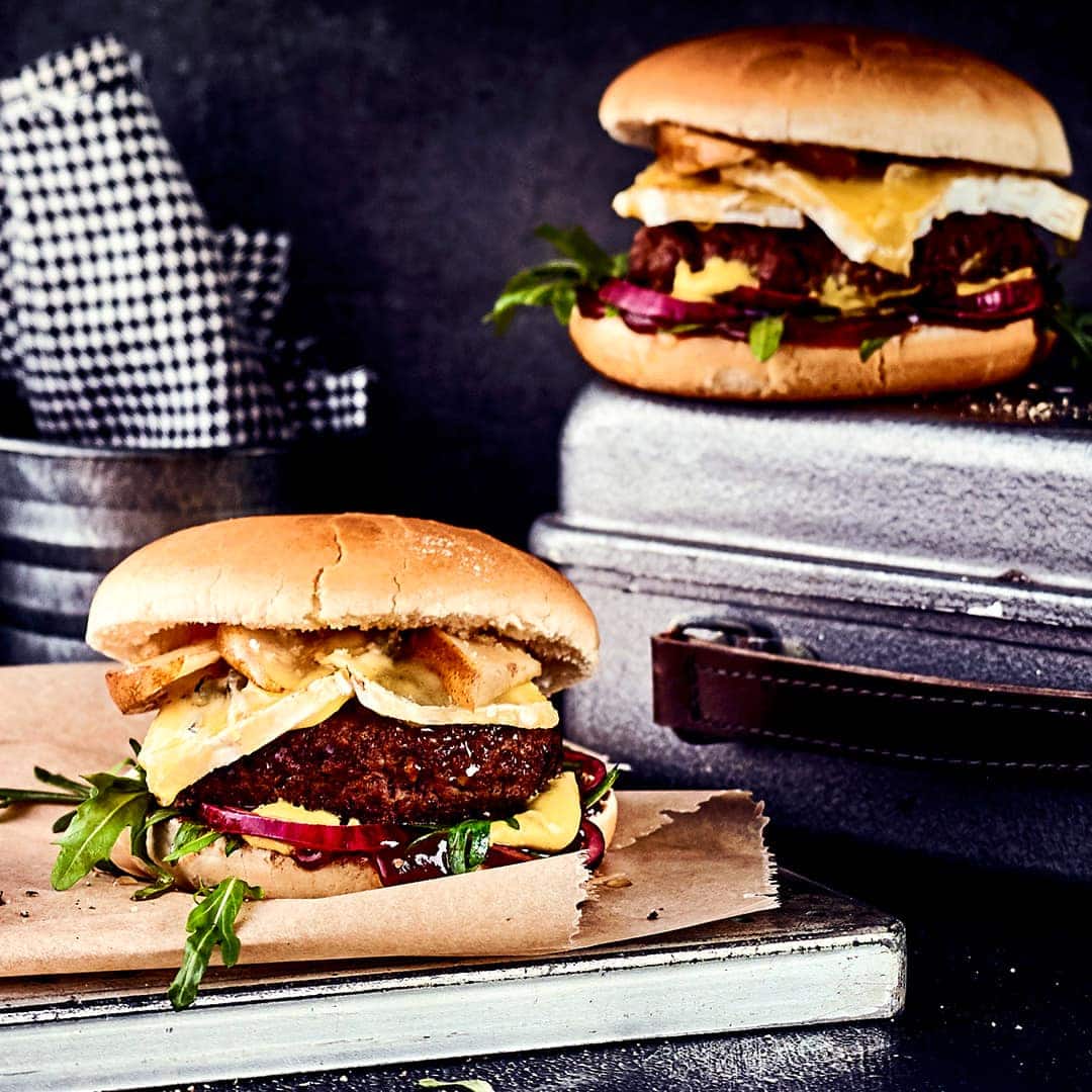 Köstlicher Beef Burger vielseitig belegt: Wir servieren den Burger mit Blauschimmelkäse, Rucola und karamellisierter Birne!