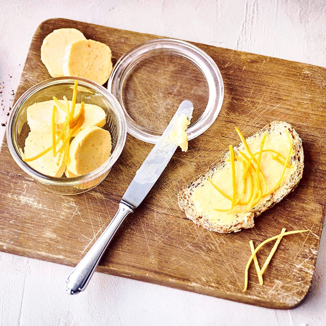 Als perfekter Begleiter zu Fleisch oder Fisch oder für ein frühlingshaftes Frühstücksbrot: Probieren Sie unser Rezept für feine Orangenbutter aus!
