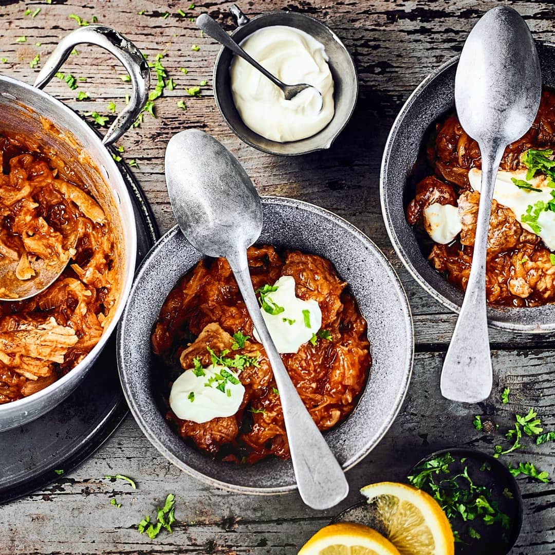 Langsam gegart und lange geschmort wird unser Szegediner Gulasch mit Schweinefleisch und Sauerkraut. Dazu passen Kartoffeln.